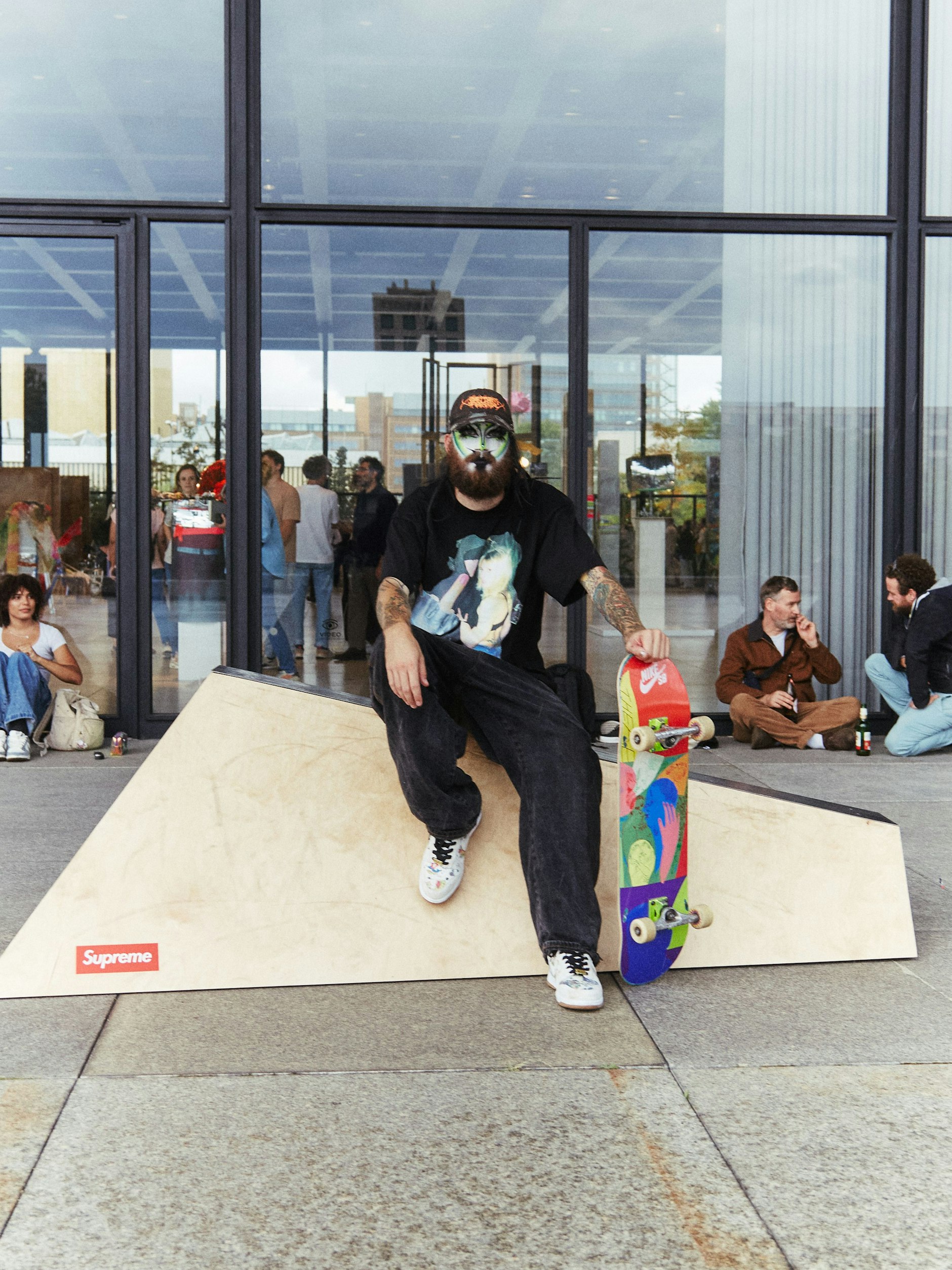 In Chandlers Erscheinung beantworten sich die eingangs gestellten Fragen: Mode ist Kunst, Kunst ist Mode. Der Skateboarder, Designer und Drag-Artist aus Los Angeles tritt gerne mit exzentrischer Gesichtsbemalung auf, die er sich selbst schminkt. Chandler aka Big Nakie ist als Co-Host der Skateboarding-Demo auf dem Reference Festival eingeladen, das sich mit seiner aktuellen Ausgabe für die Erschließung des Museumsterrains für Skater einsetzt.