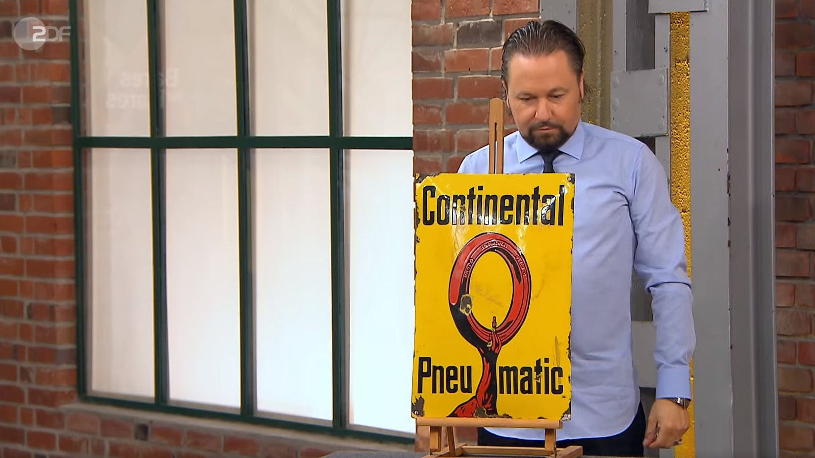 „Bares für Rares“-Händler Wolfgang Pauritsch wird mehrere Hundert Euro für die alte Continental-Reklame zahlen.