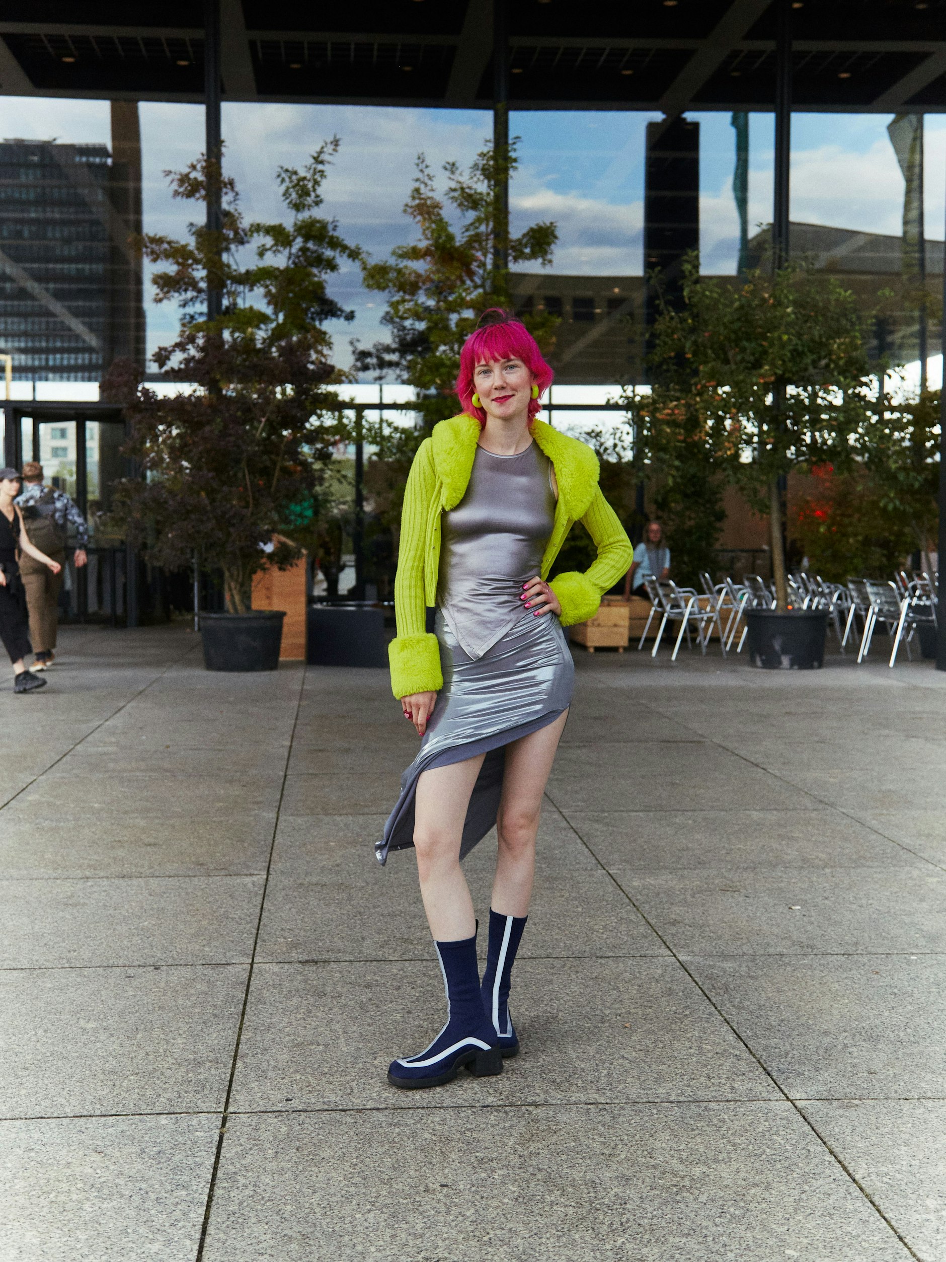 Eva arbeitet in der Socialmedia-Abteilung der Neuen Nationalgalerie und hat nur wenig Zeit. Schließlich müssen alle Aktivitäten in und um den Bau herum festgehalten werden.&nbsp;