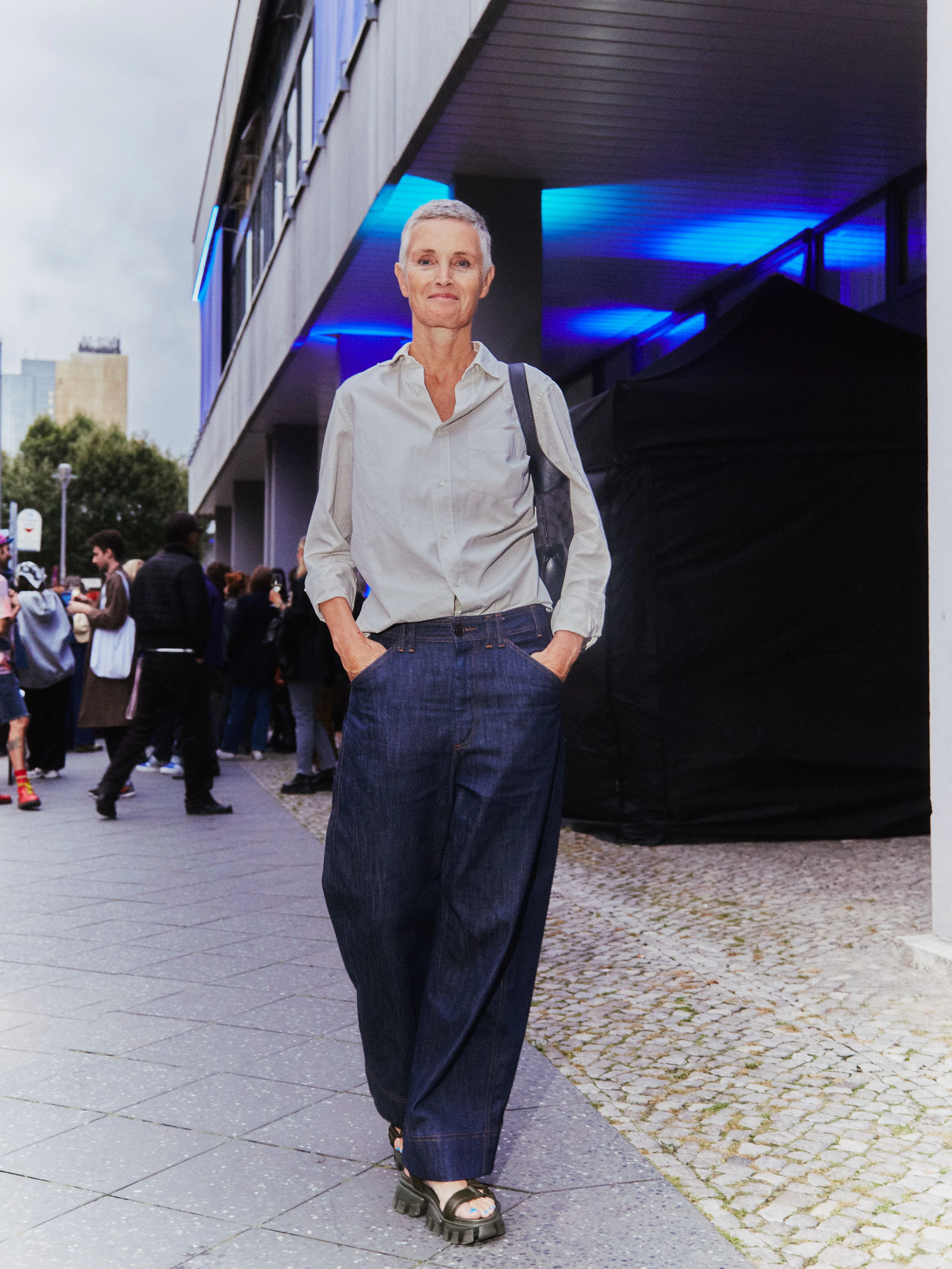 Die Schönheit in Person: Sammlerin und Model Karen Boros. Bereits viermal lief sie in der jüngeren Vergangenheit alleine für Balenciaga über den Runway. Ihr Look: Hemdbluse von Aspesi, dazu Elephant-Jeans, Gucci-Tasche und Prada-Sandalen.