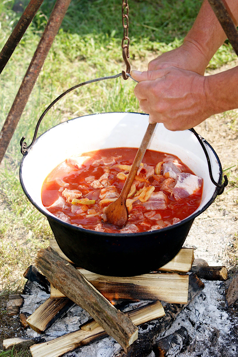 Kesselgulasch wird am besten draußen über offenem Feuer zubereitet. Er passt perfekt zum Herbst.