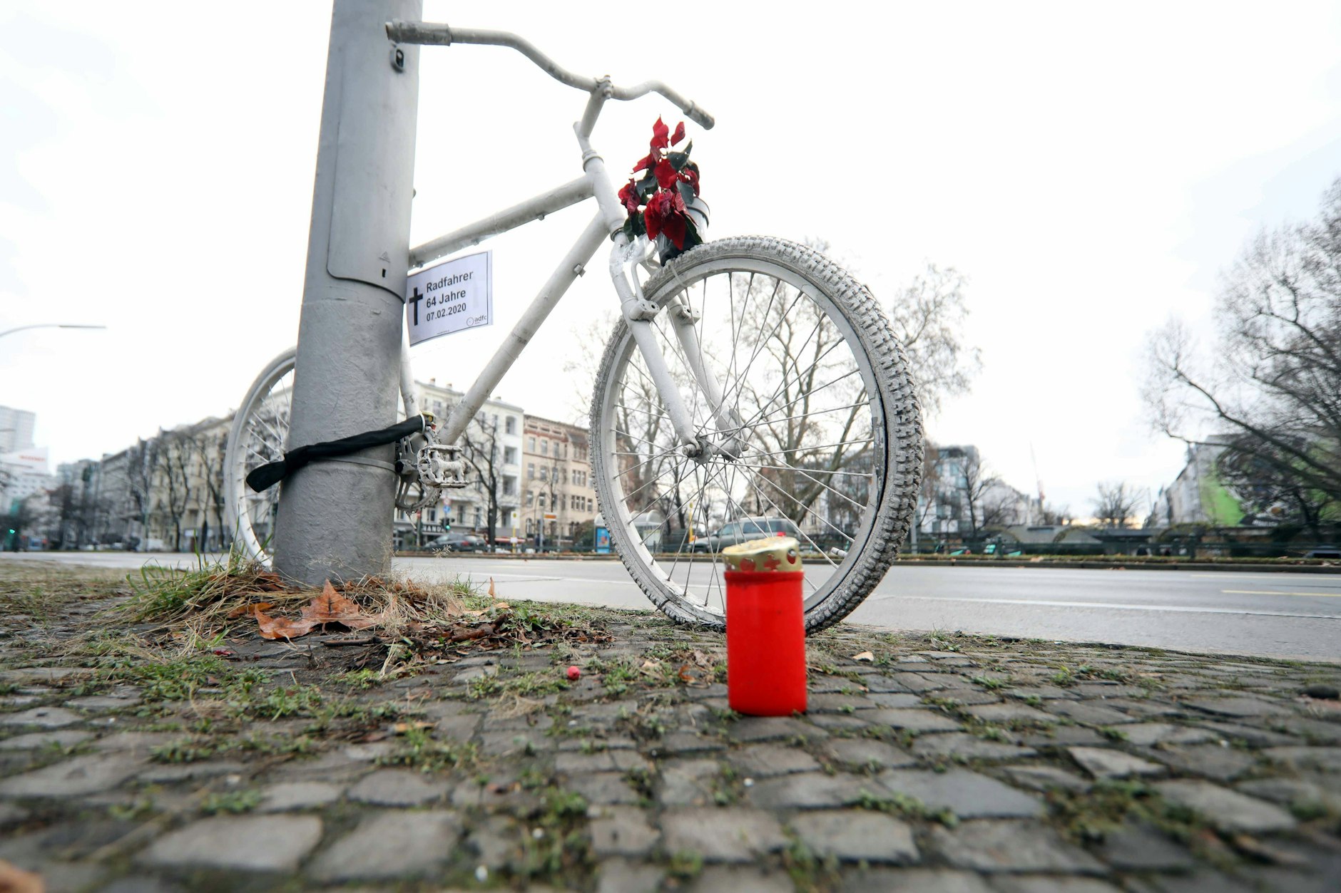 Ein Geisterrad wurde an der Stelle aufgestellt, an der der 64-jährige Architekt Bernd W. starb.