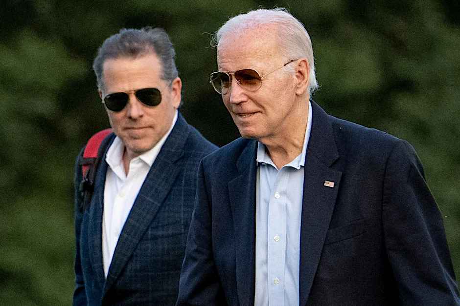 Joe Biden (r), Präsident der USA, und sein Sohn Hunter Biden in Fort McNair, einem Militärstützpunkt in Washington.