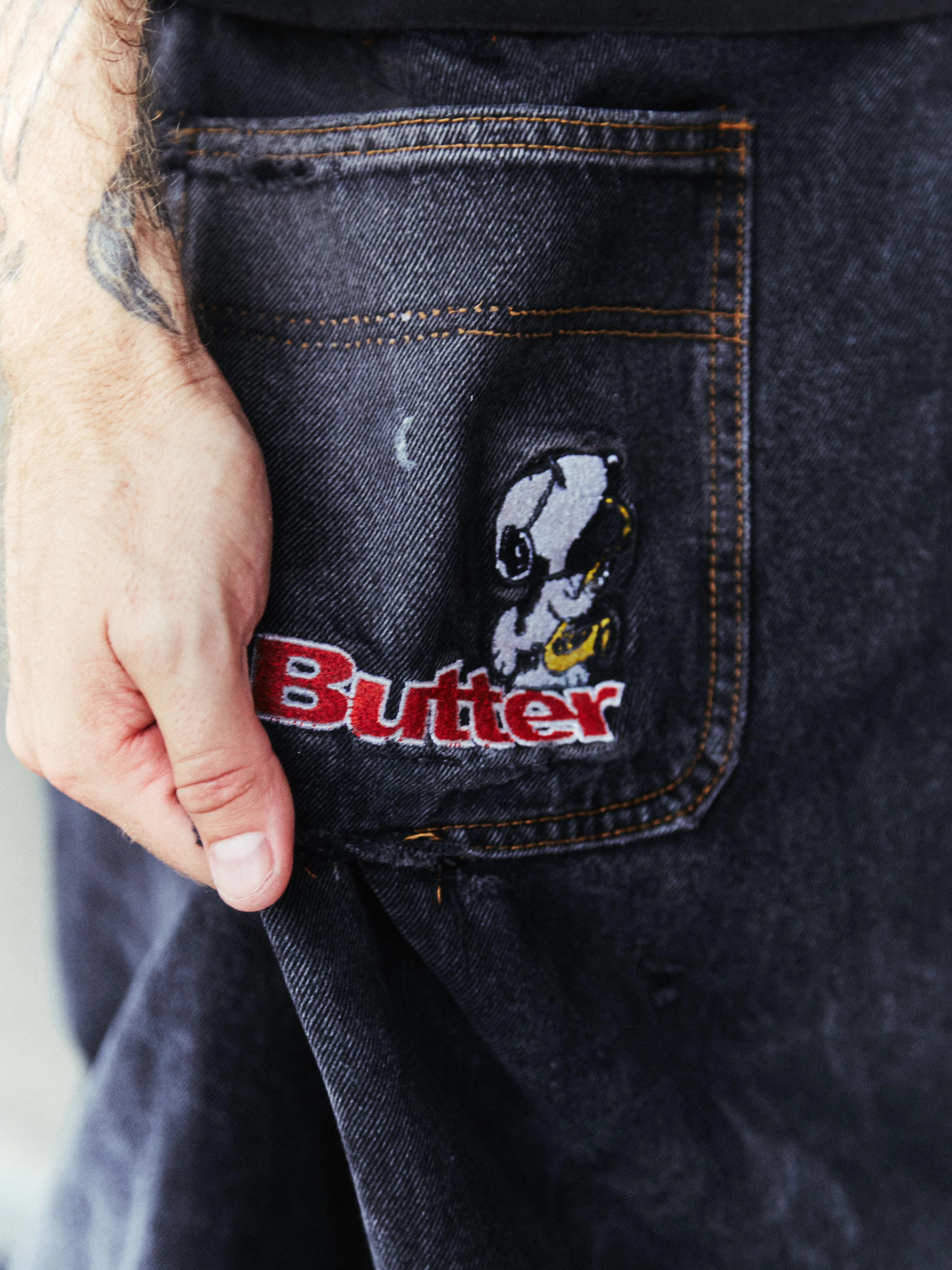 Außerdem trägt er robuste Skaterjeans vom australischen Label Butter Goods …
