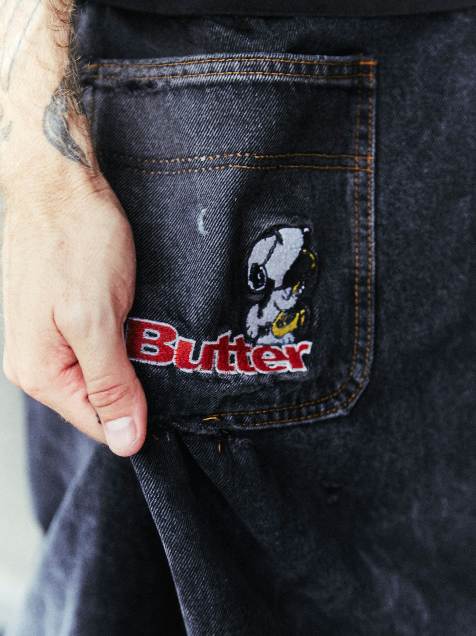 Außerdem trägt er robuste Skaterjeans vom australischen Label Butter Goods …