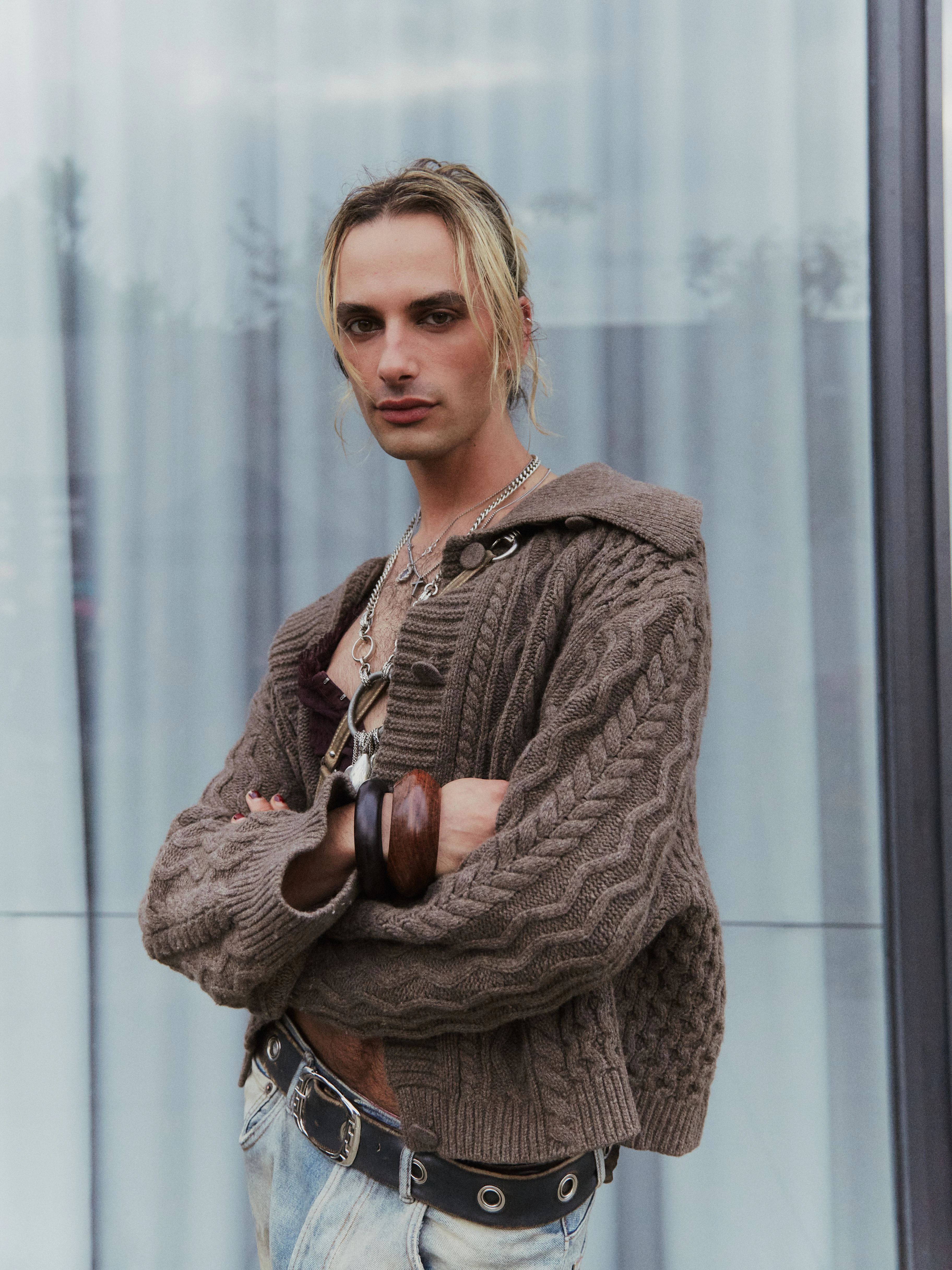 Man ahnt es bei diesem Blick, auch Dustin modelt hin und wieder. Vor allem aber ist er ein sehr erfolgreicher Content Creator. Sein Outfit könnte man durchaus als neoromantisch bezeichnen.