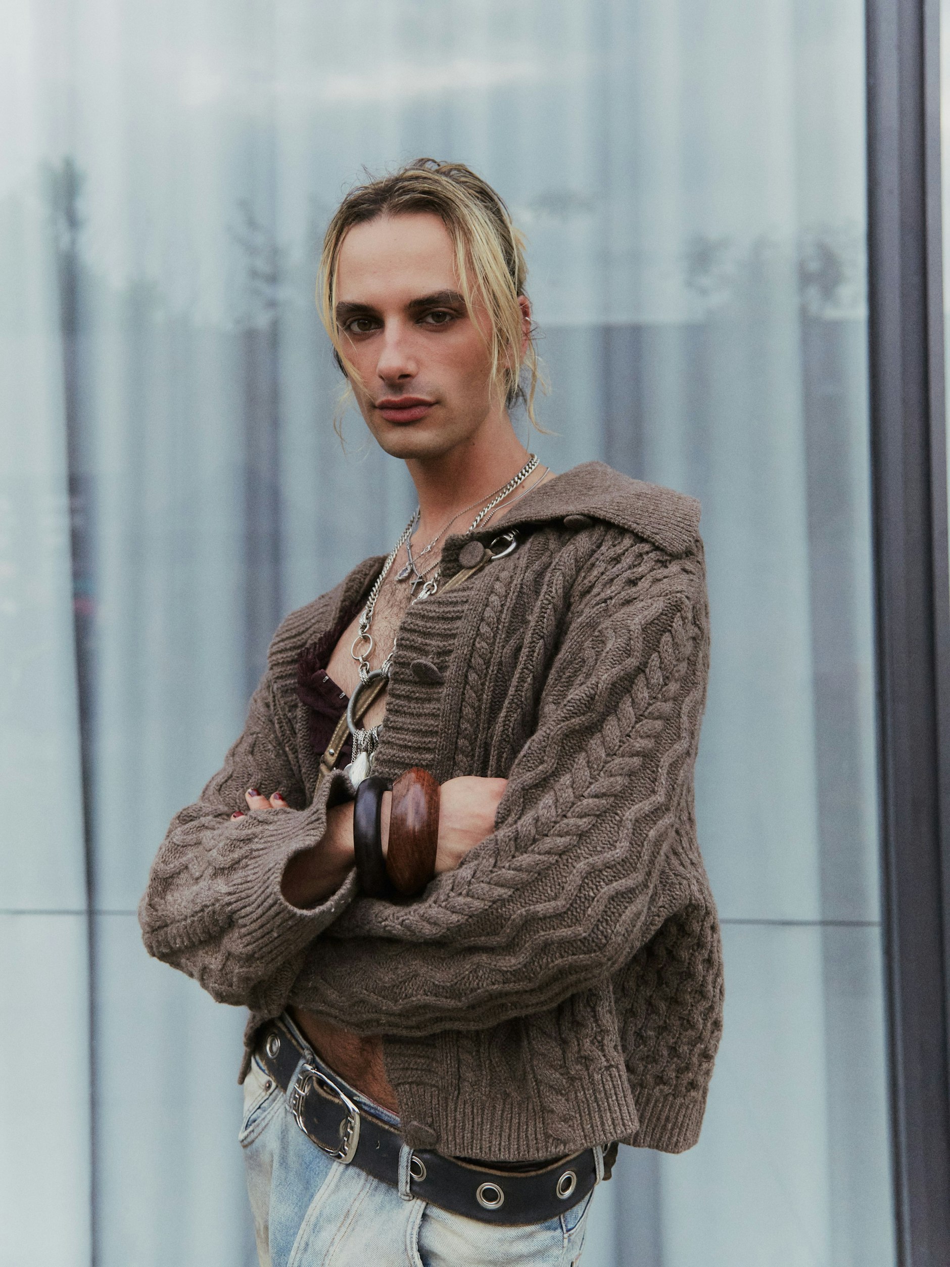 Man ahnt es bei diesem Blick, auch Dustin modelt hin und wieder. Vor allem aber ist er ein sehr erfolgreicher Content Creator. Sein Outfit könnte man durchaus als neoromantisch bezeichnen.