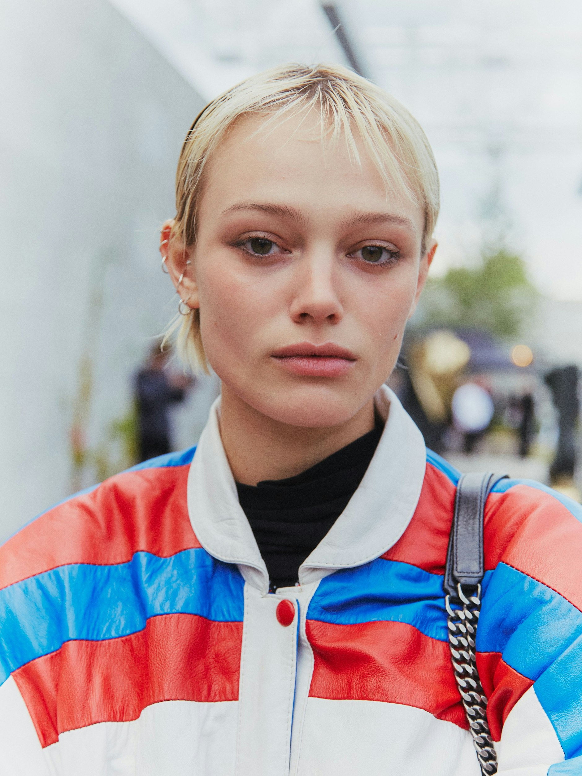Der Blick sitzt. Simona ist wegen eines Modeljobs aus Los Angeles nach Berlin gekommen und schaut bei der Gelegenheit kurz auf dem Reference Festival in der Neuen Nationalgalerie vorbei.&nbsp;