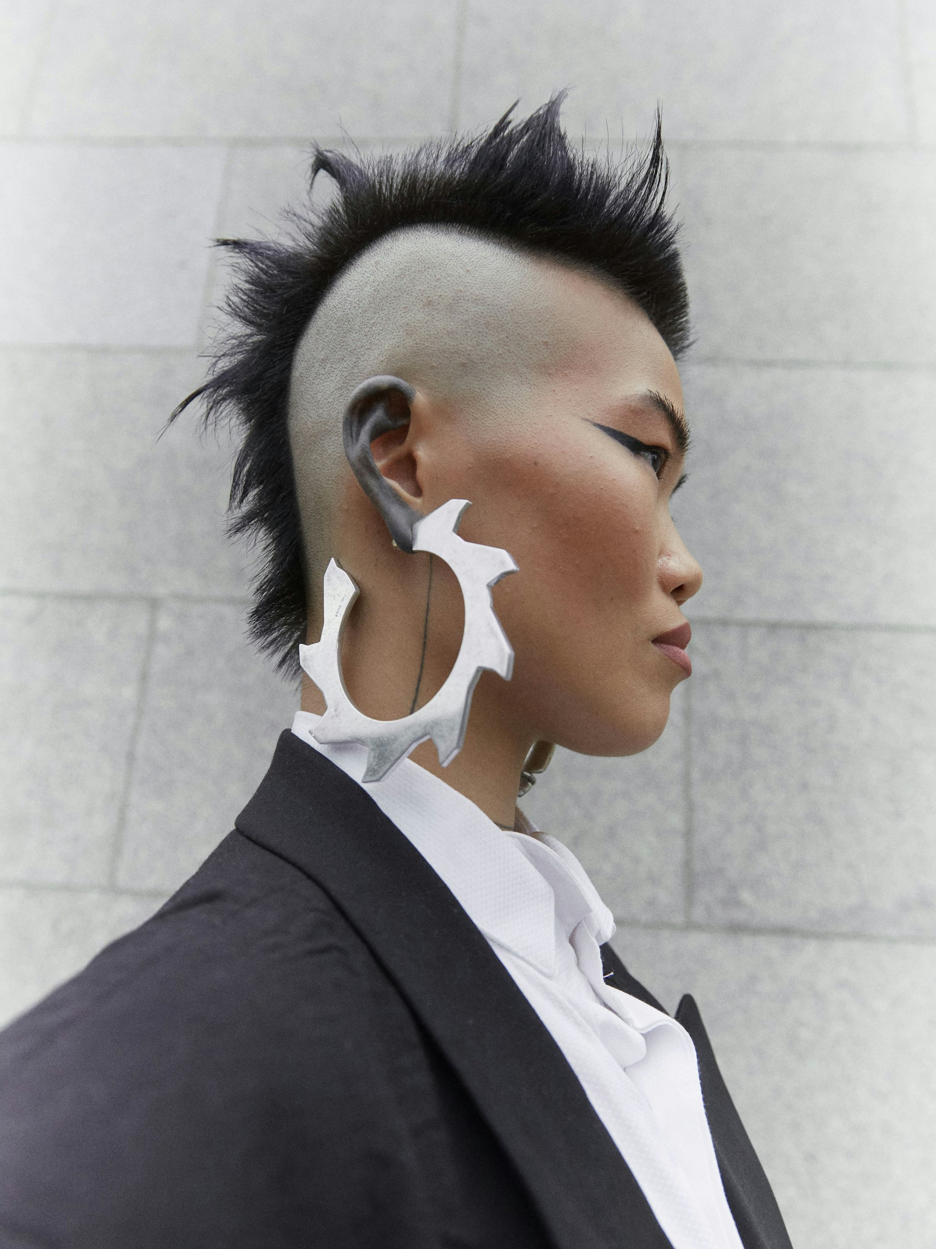 Außerdem mag sie expressiven Schmuck, ihre Ohrringe sind von Margiela (links) und Bond Hardware (rechts).