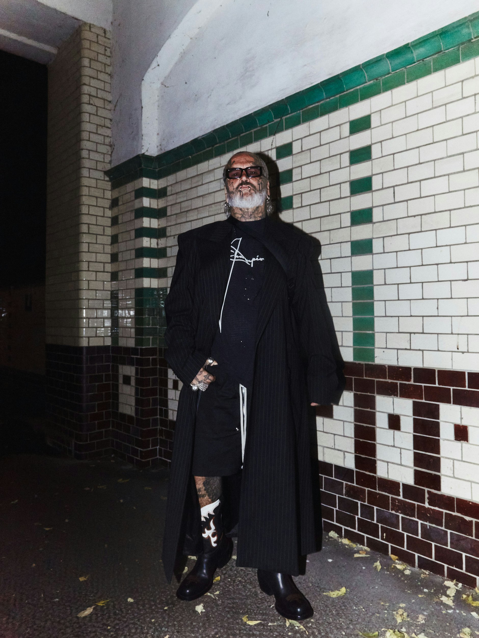 Die Dämmerung weicht der Nacht und wir treffen Sven Marquardt auf einer Vernissage im Kreuzberger Voo Store. Die Ausstellung „11 + 1“ zeigt Fotos, die im Zuge einer speziellen G-Star-Raw-Collaboration entstanden. In Zusammenarbeit mit der Jeansmarke castete und fotografierte Marquardt Persönlichkeiten aus der Berliner Clubkultur und dem weiteren Umfeld. Dass auch eine Denim-Kollektion dabei entstand, versteht sich von selbst.&nbsp;