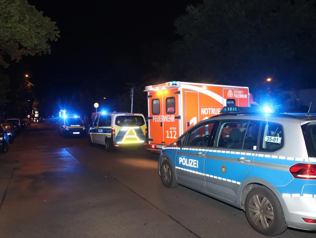 Karlshorst: Schwangere Frau bekommt Tritte in den Babybauch – Notarzteinsatz