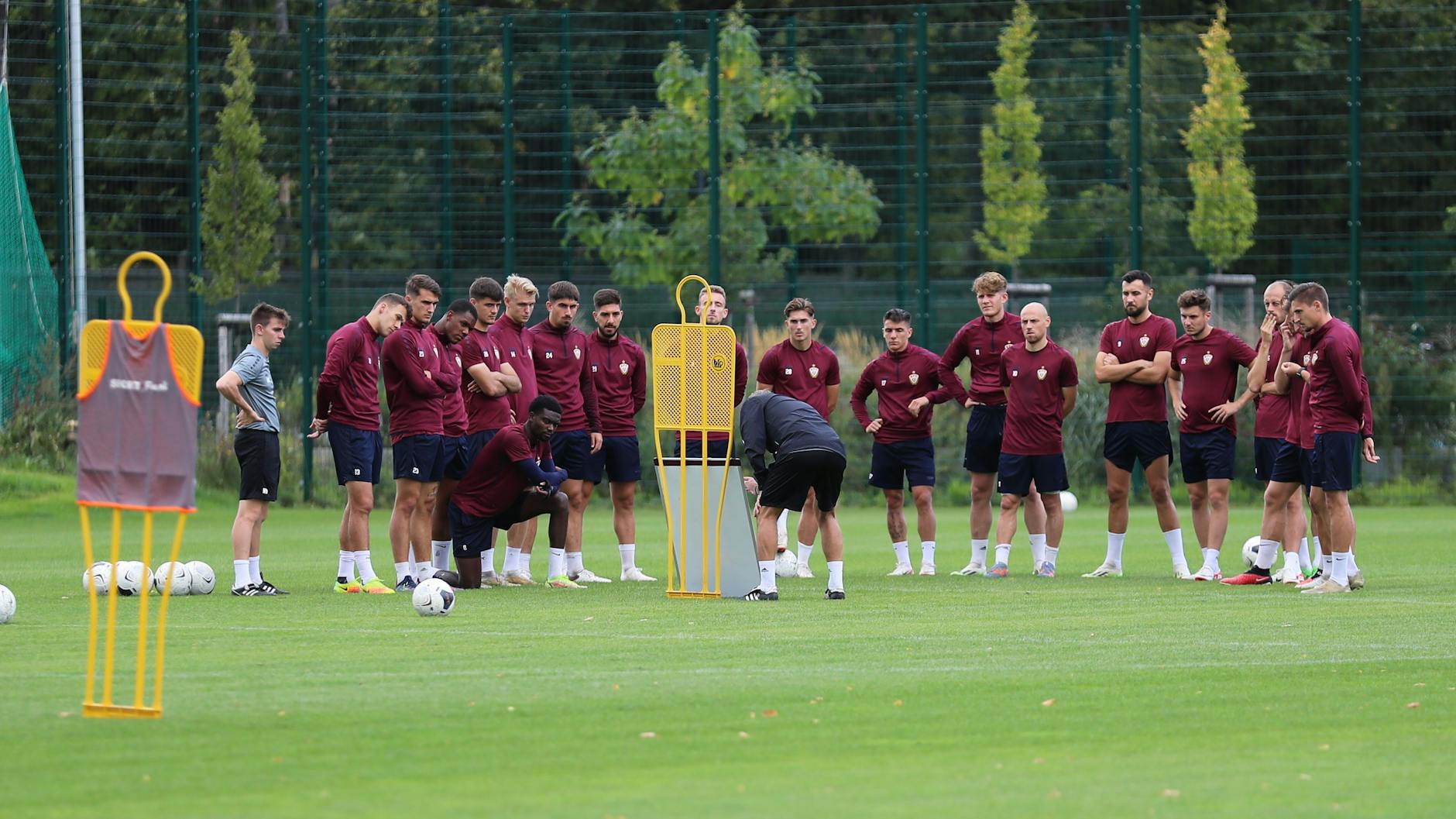 Auf der Taktiktafel erklärt Coach Kunert, wie die Dynamos spielen sollen.