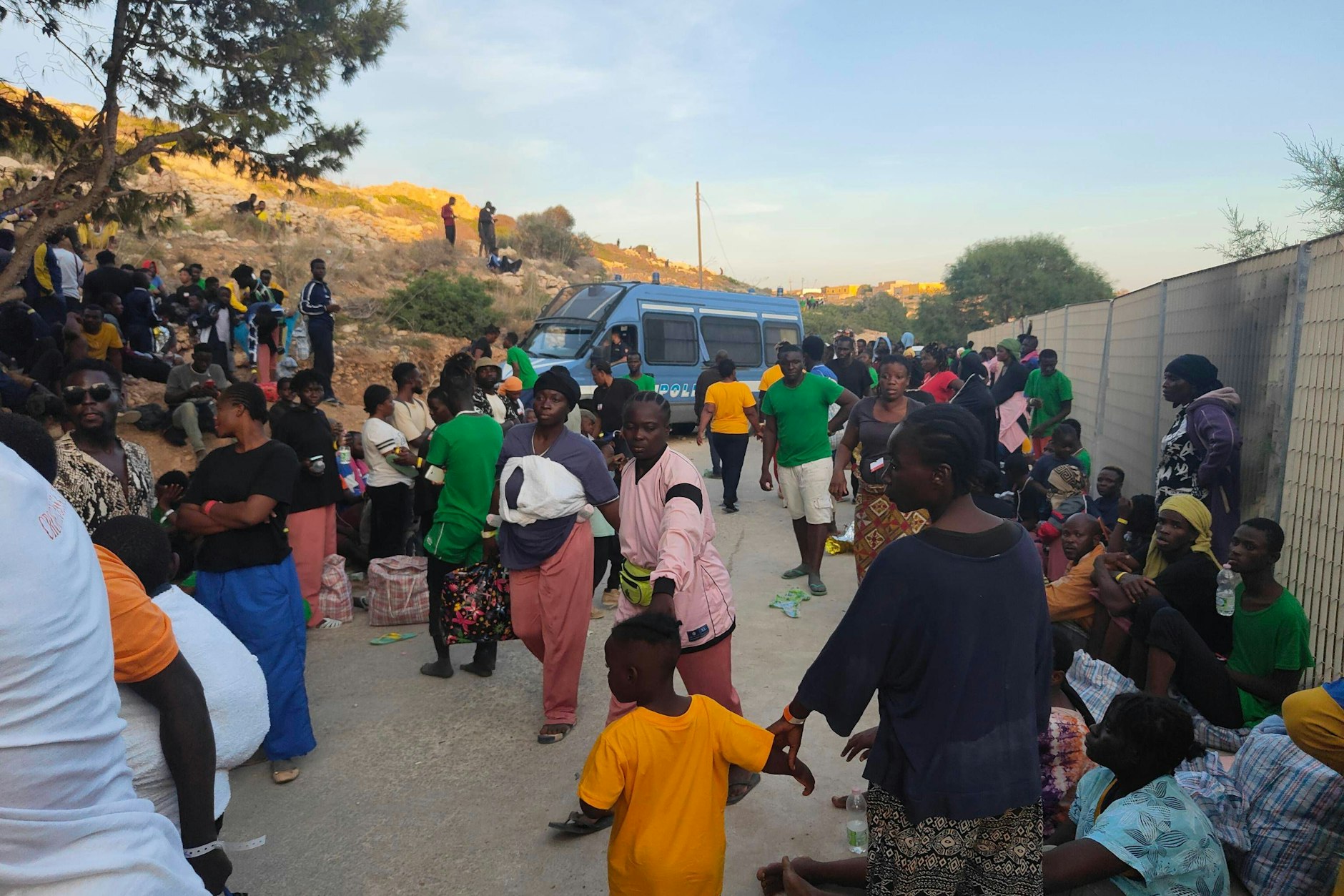 Migranten im überfüllten Hotspot von Lampedusa warten am 13. September 2023 auf ihre Überstellung.