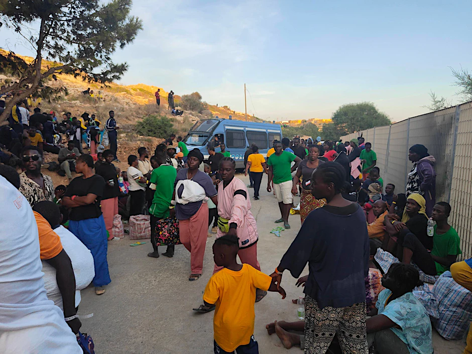 Migranten im überfüllten Hotspot von Lampedusa warten am 13. September 2023 auf ihre Überstellung.