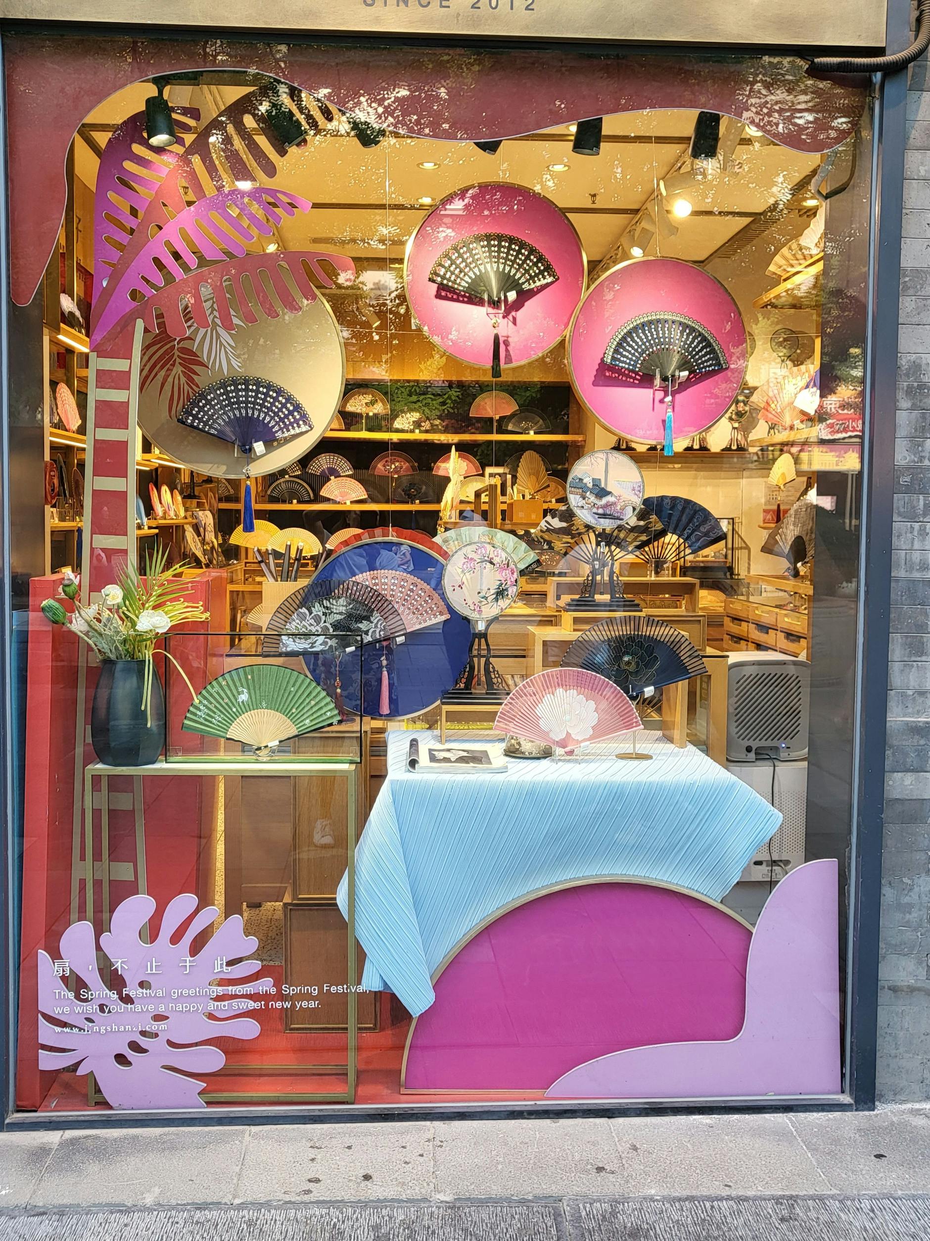 Kultur und Accessoires in einem Spezialgeschäft: Fächer sind wichtig im heißen Pekinger Sommer