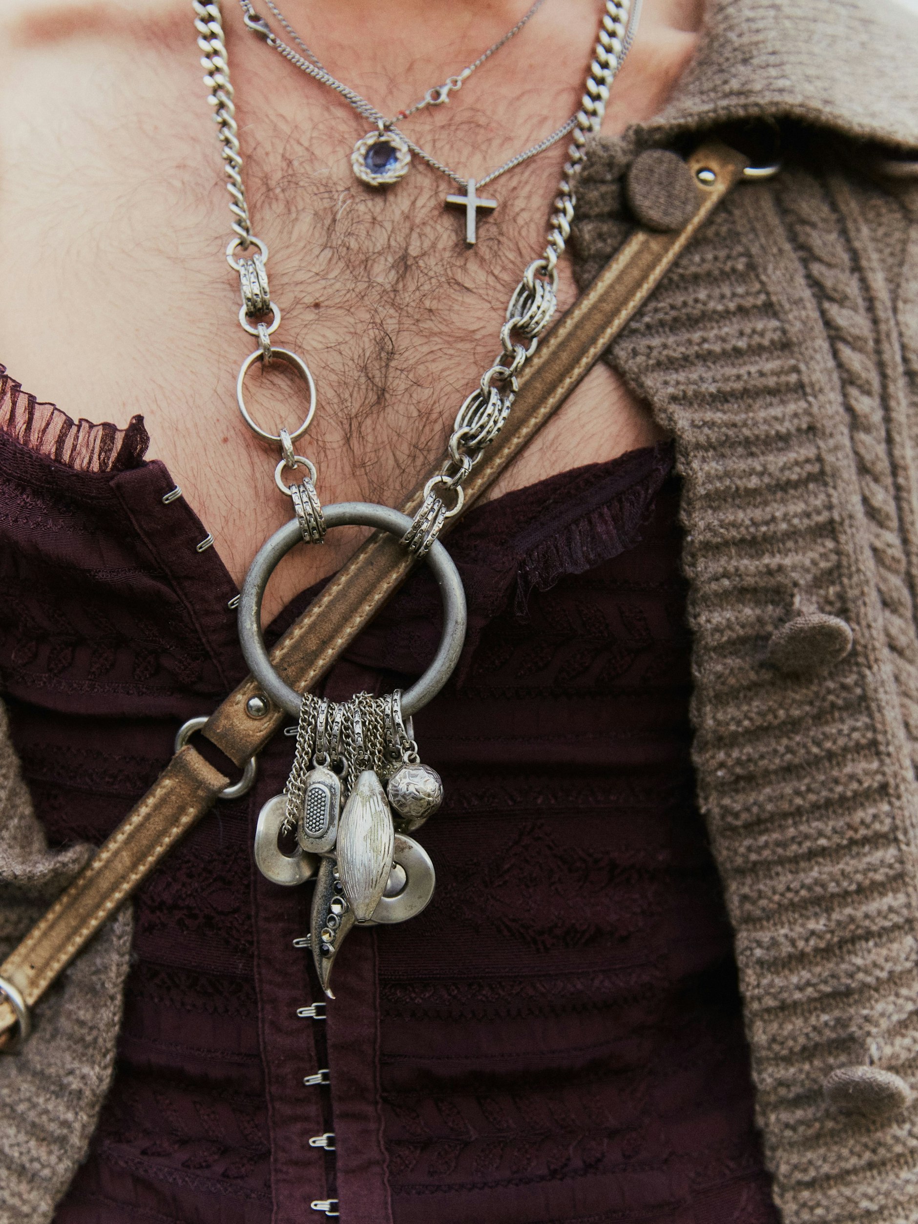 Der Dustin-Hanke-Style an diesem Tag: Tasche von Miu Miu und Vintage-Schmuck zu Mieder und Axel-Arigato-Cardigan