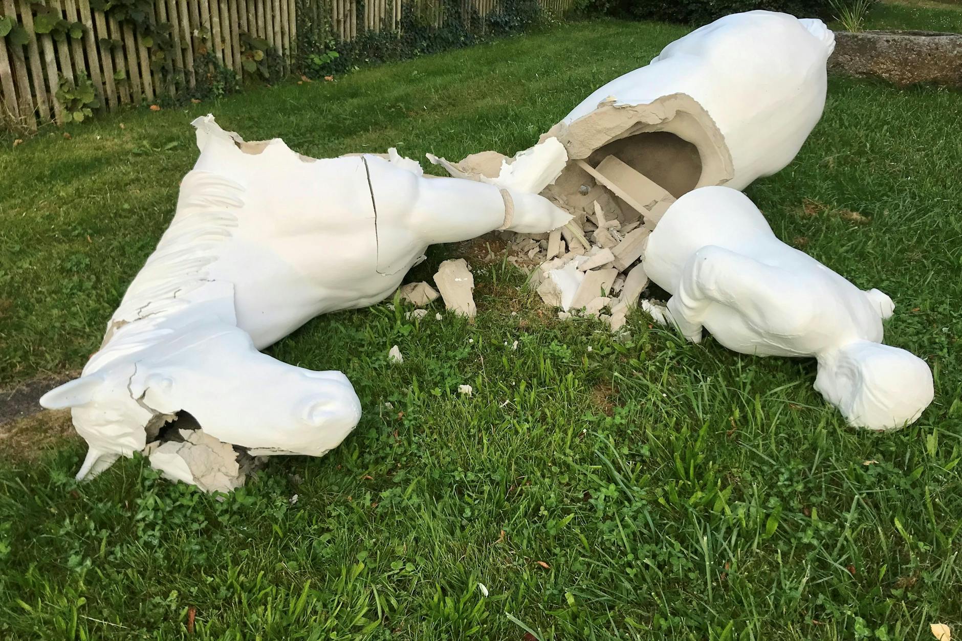 Reste des Reiterstandbilds der Ex-Bundeskanzlerin Angela Merkel (CDU) in Etsdorf in Bayern. Das aus Beton gefertigte, lebensgroße Denkmal ist nun nach nicht einmal zwei Jahren auseinandergebrochen und eingestürzt.