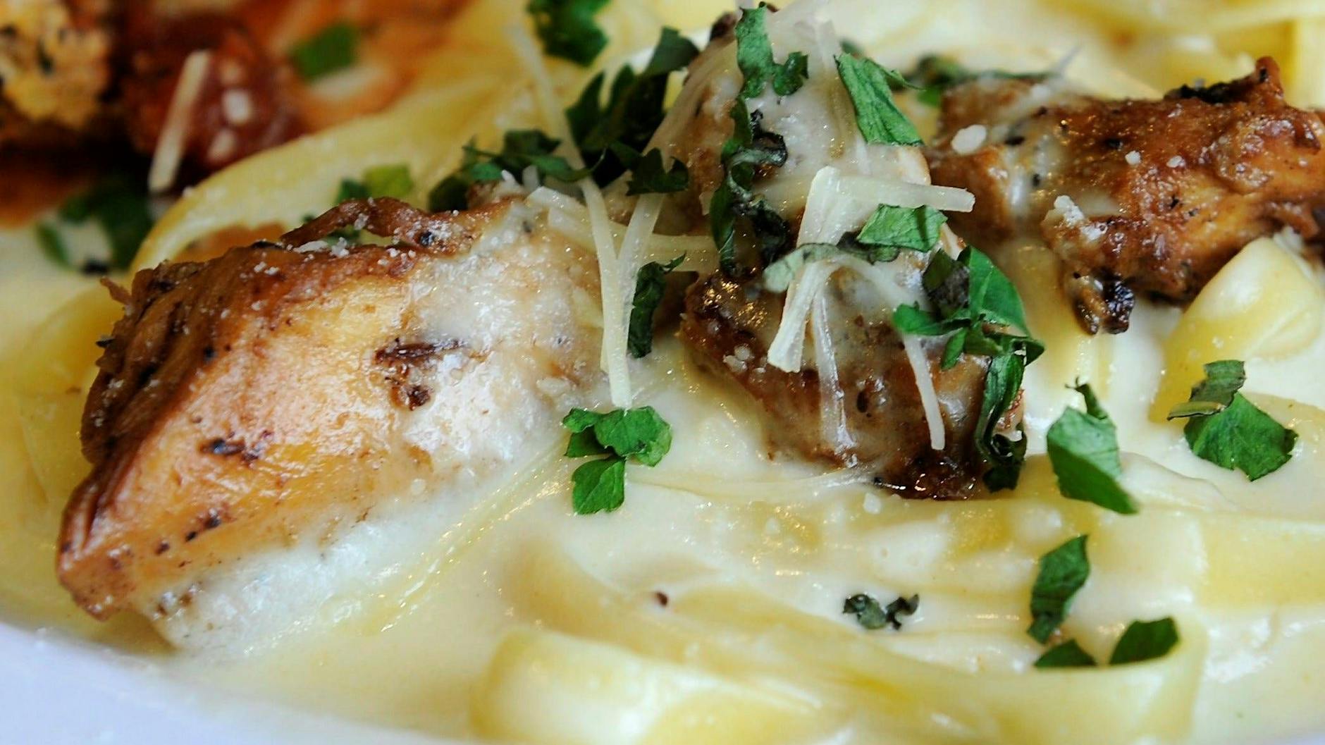 So cremig, so lecker: Pasta Alfredo mit Hähnchen