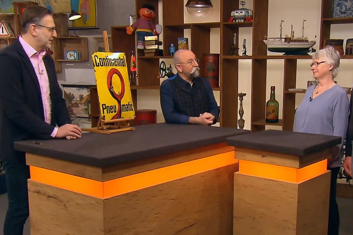 Experte Detlev Kümmel, „Bares für Rares“-Moderator Horst Lichter und die Verkäufer Rosemarie und Georg aus Bayern (v.l.)