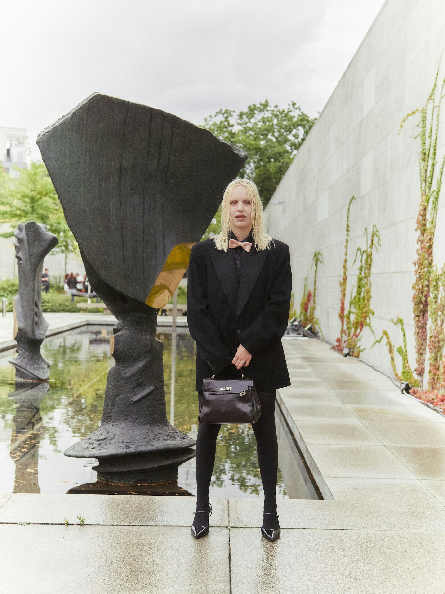 Wie für ein Fotoshoot gekleidet: Josephine. Überraschend ist das nicht, wenn man weiß, dass die Fotografin sich gerne mal selbst auf den eigenen Fotos inszeniert. Als Ms Josephin hat sie auf Instagram weit über 30.000 Follower.