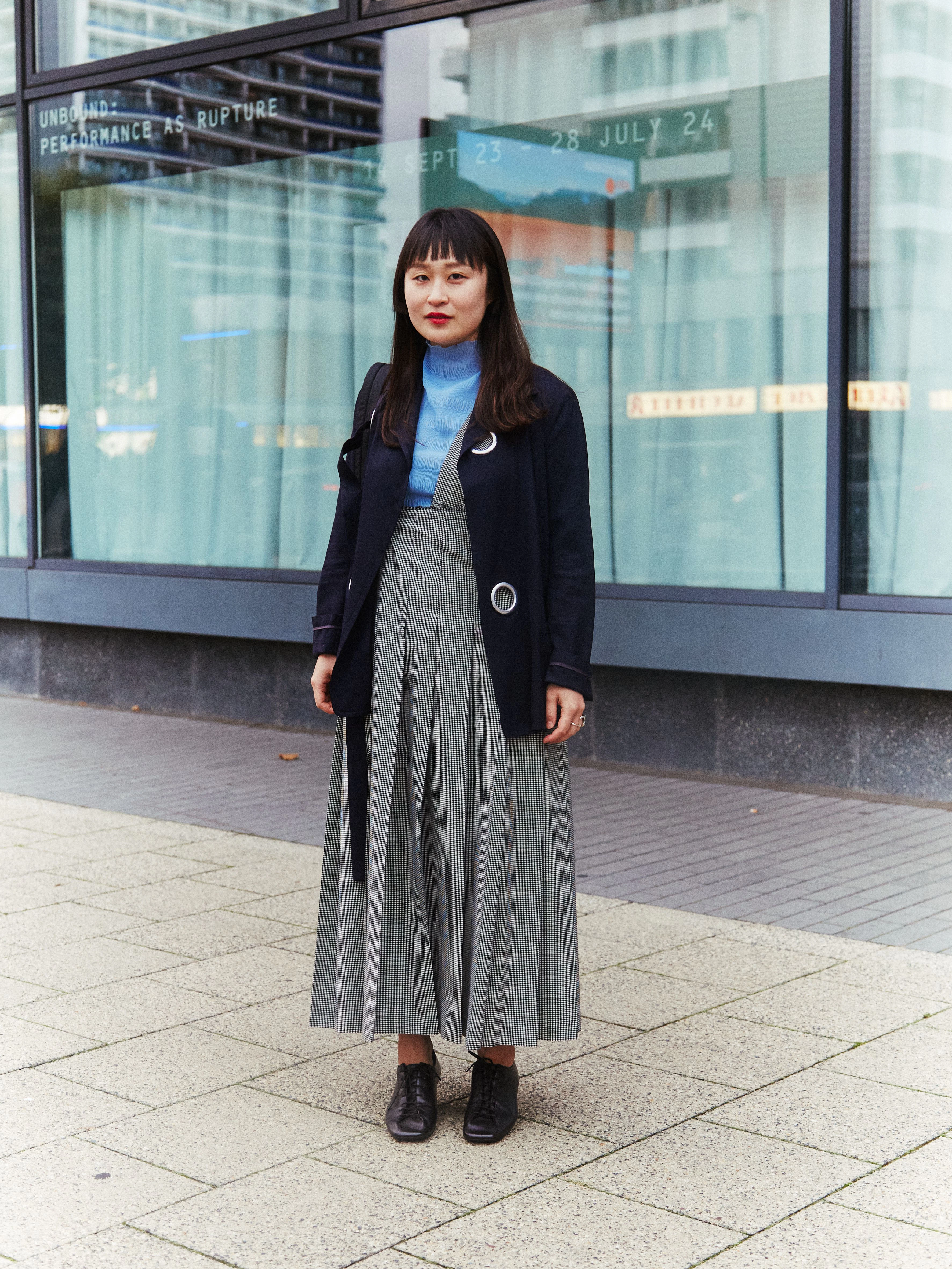 Die gebürtige Koreanerin Aram ist Studentin der Sozialwissenschaften und erscheint in japanischer Designerkleidung zum Opening der Solo-Show von Young-jun Tak bei Julia Stoschek, mit dem sie befreundet ist.