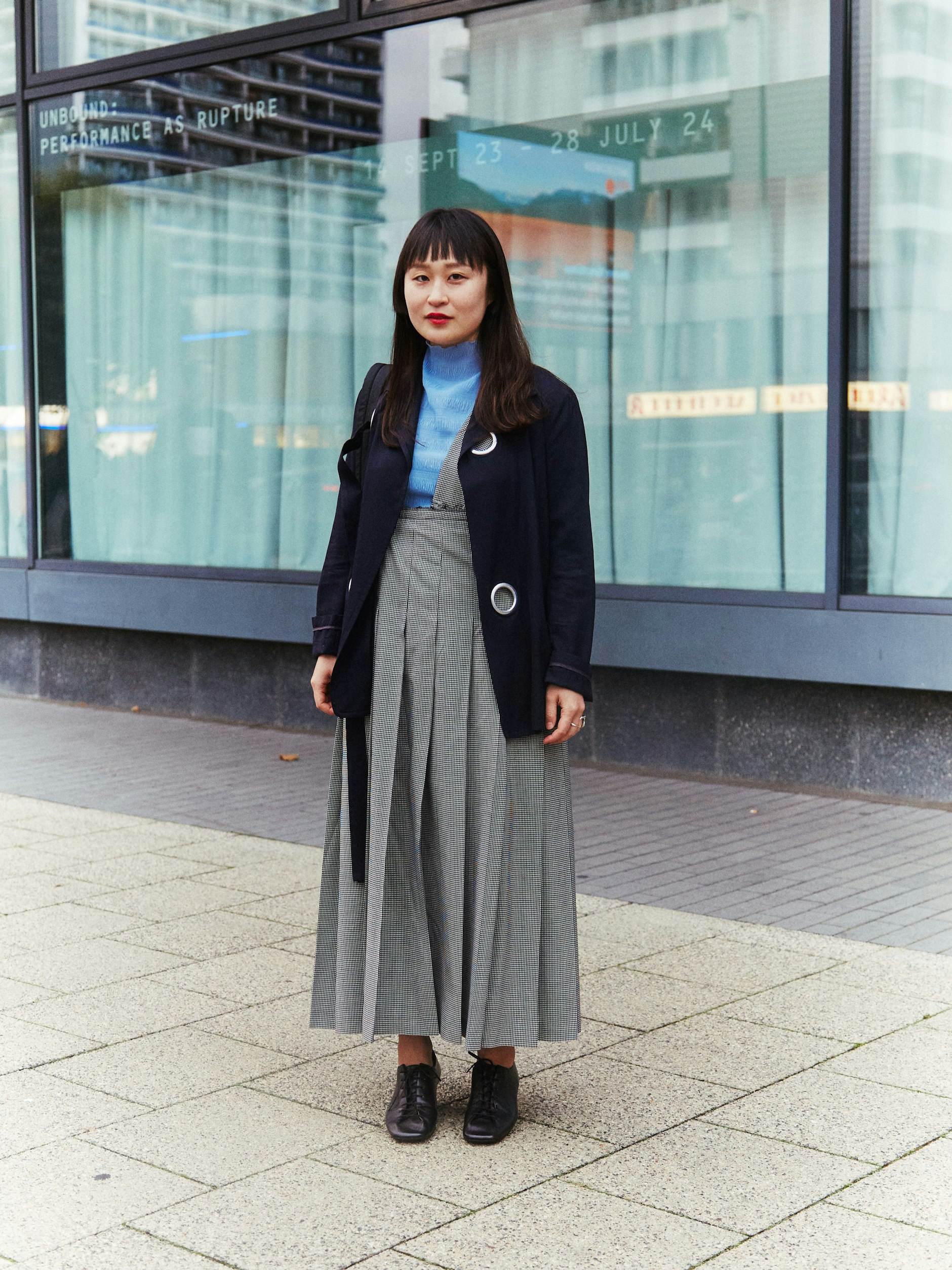 Die gebürtige Koreanerin Aram ist Studentin der Sozialwissenschaften und erscheint in japanischer Designerkleidung zum Opening der Solo-Show von Young-jun Tak bei Julia Stoschek, mit dem sie befreundet ist.