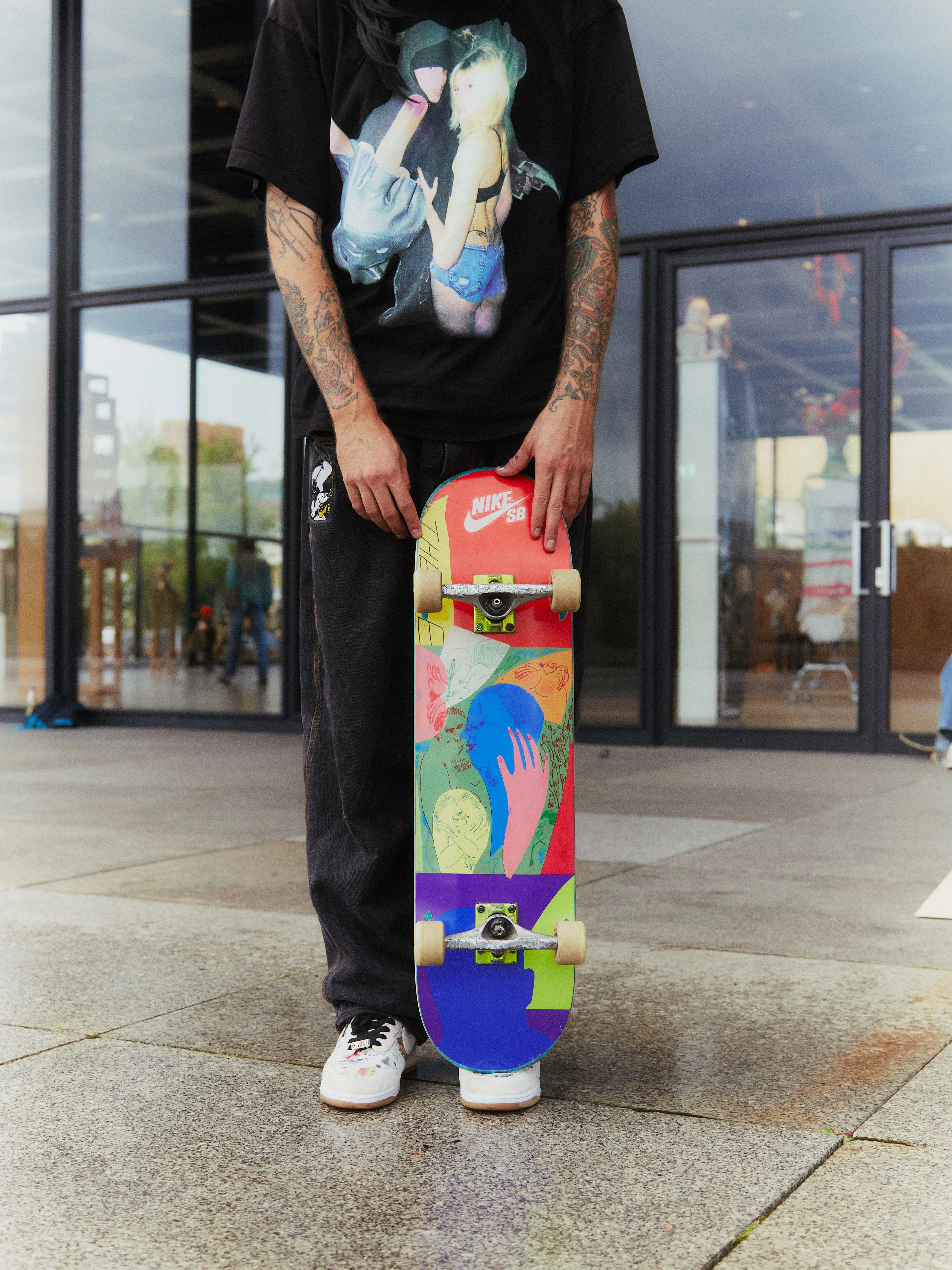 Zum Cap des eigenen Labels Bottom Feeder trägt Chandler ein T-Shirt des befreundeten Künstlers Luke Blovad, der für Labels wie Balenciaga arbeitet. Das Board ist vom queeren Skatelabel There Skateboards, das Queer- und Trans-Skateboarder of Color (QTPOC) unterstützt.