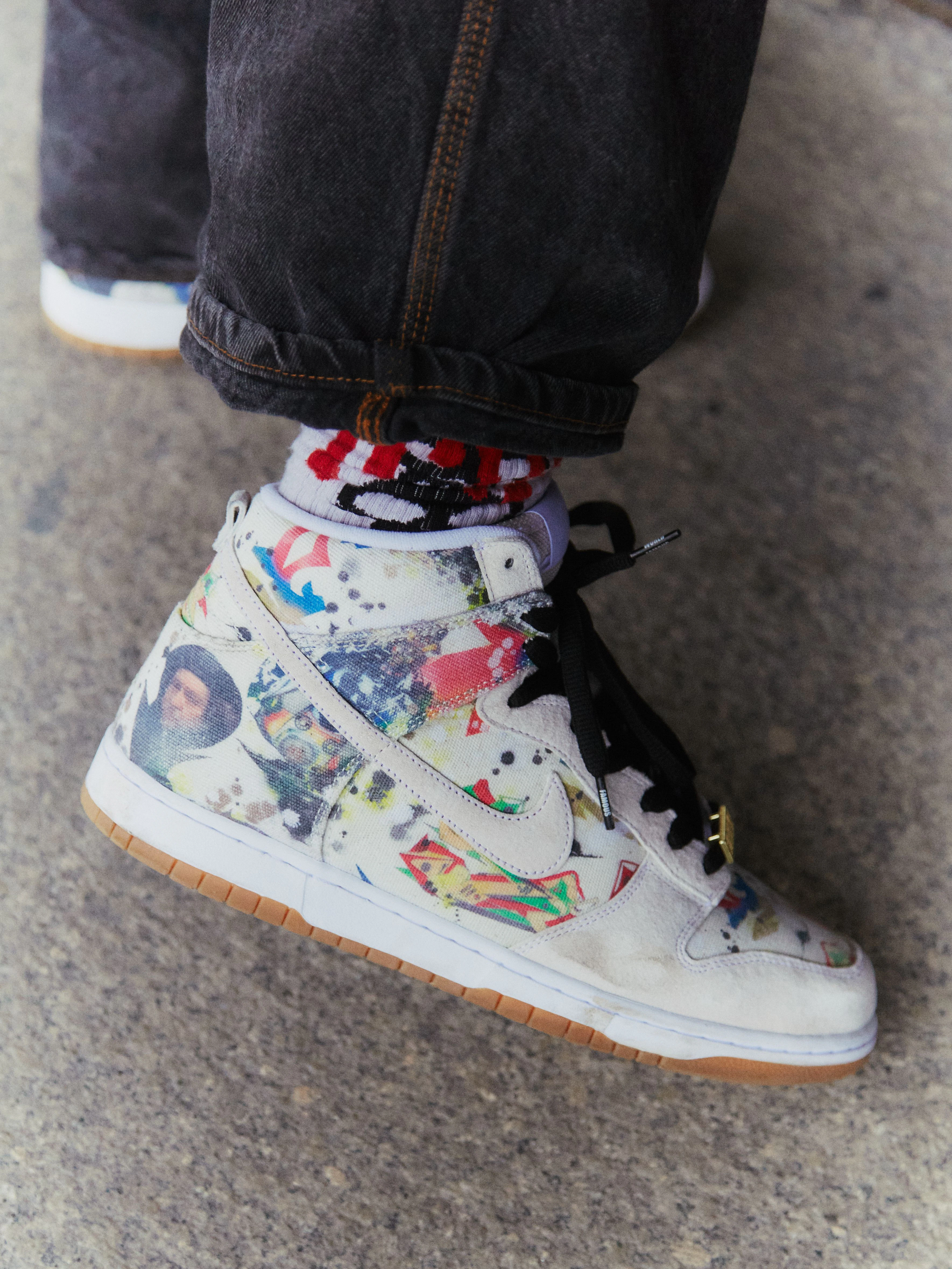 ... und kunterbunte Supreme-Nikes. Die Socken sind von Zero Skateboards.