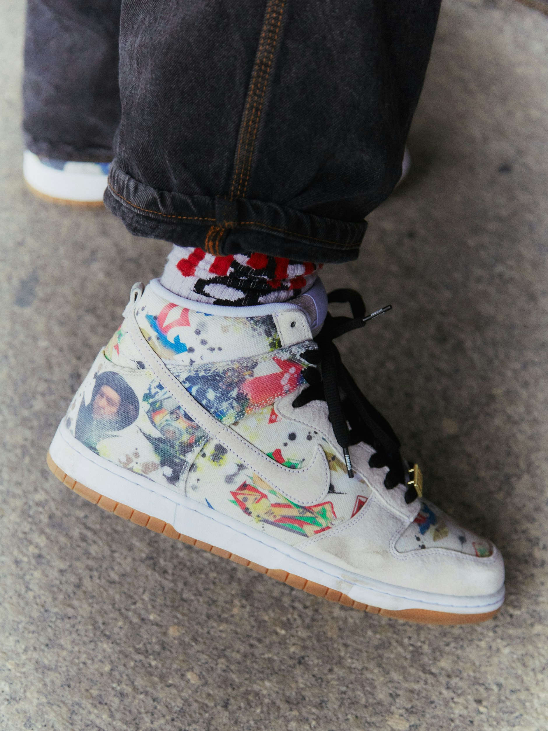 ... und kunterbunte Supreme-Nikes. Die Socken sind von Zero Skateboards.