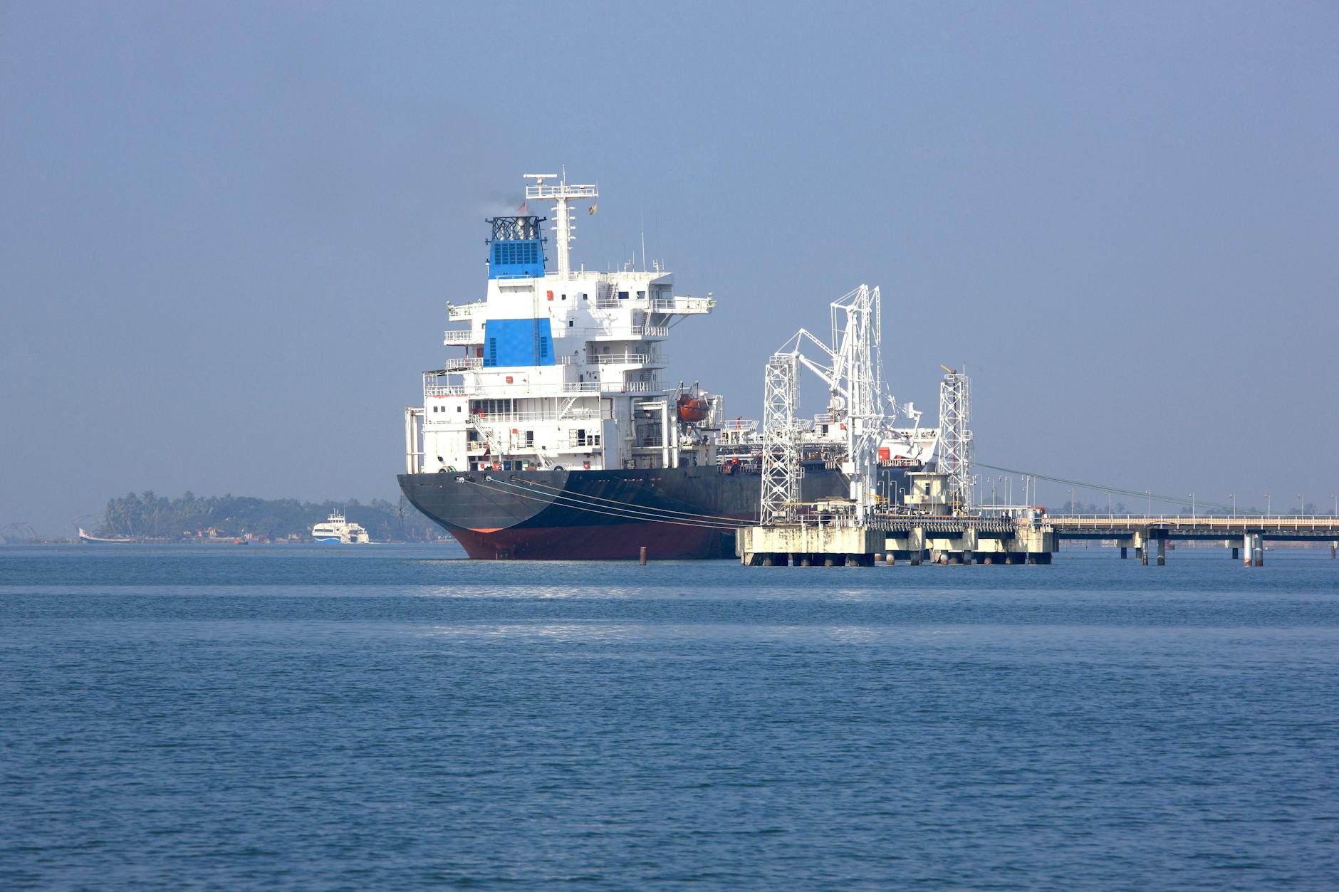 Ein Öltanker liegt im Hafen von Kochi im indischen Bundesstaat Kerala vor Anker.