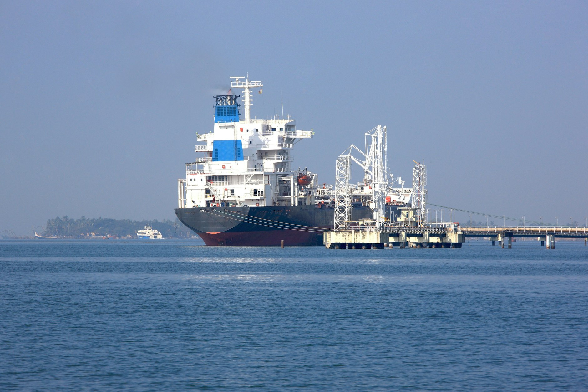 Ein Öltanker liegt im Hafen von Kochi im indischen Bundesstaat Kerala vor Anker.
