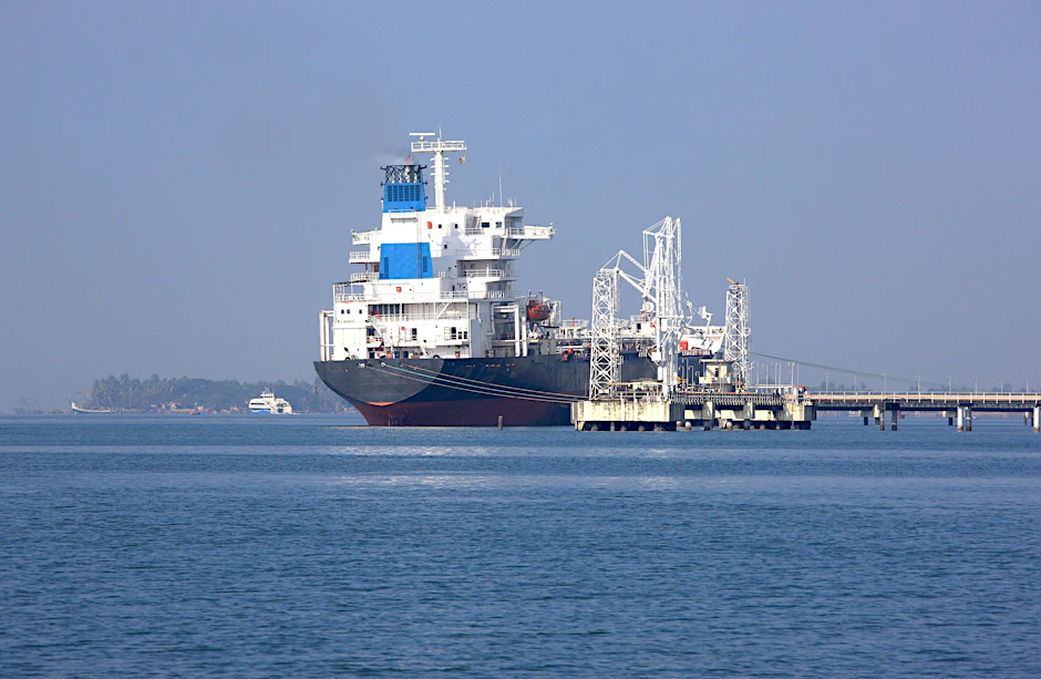 Ein Öltanker liegt im Hafen von Kochi im indischen Bundesstaat Kerala vor Anker.