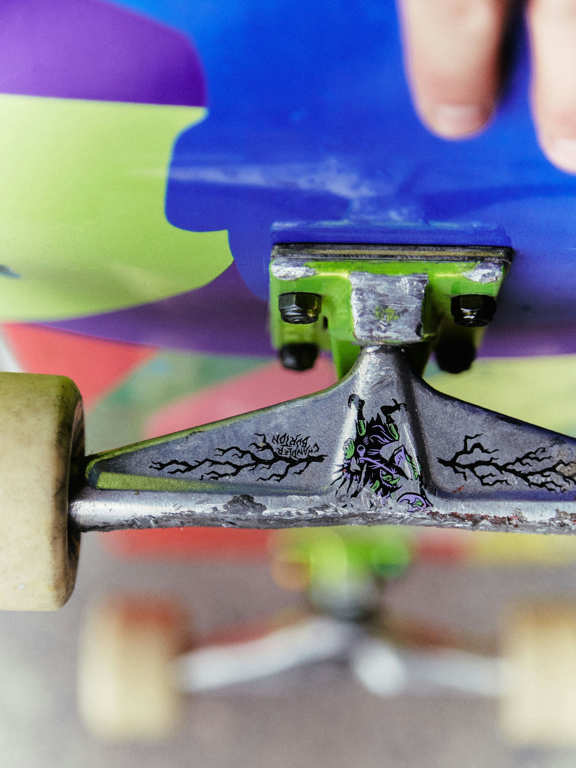 Board, Trucks und Räder sind Einzelteile, die sich Skater selbst zusammenstellen. Chandlers Trucks tragen seinen Namen.