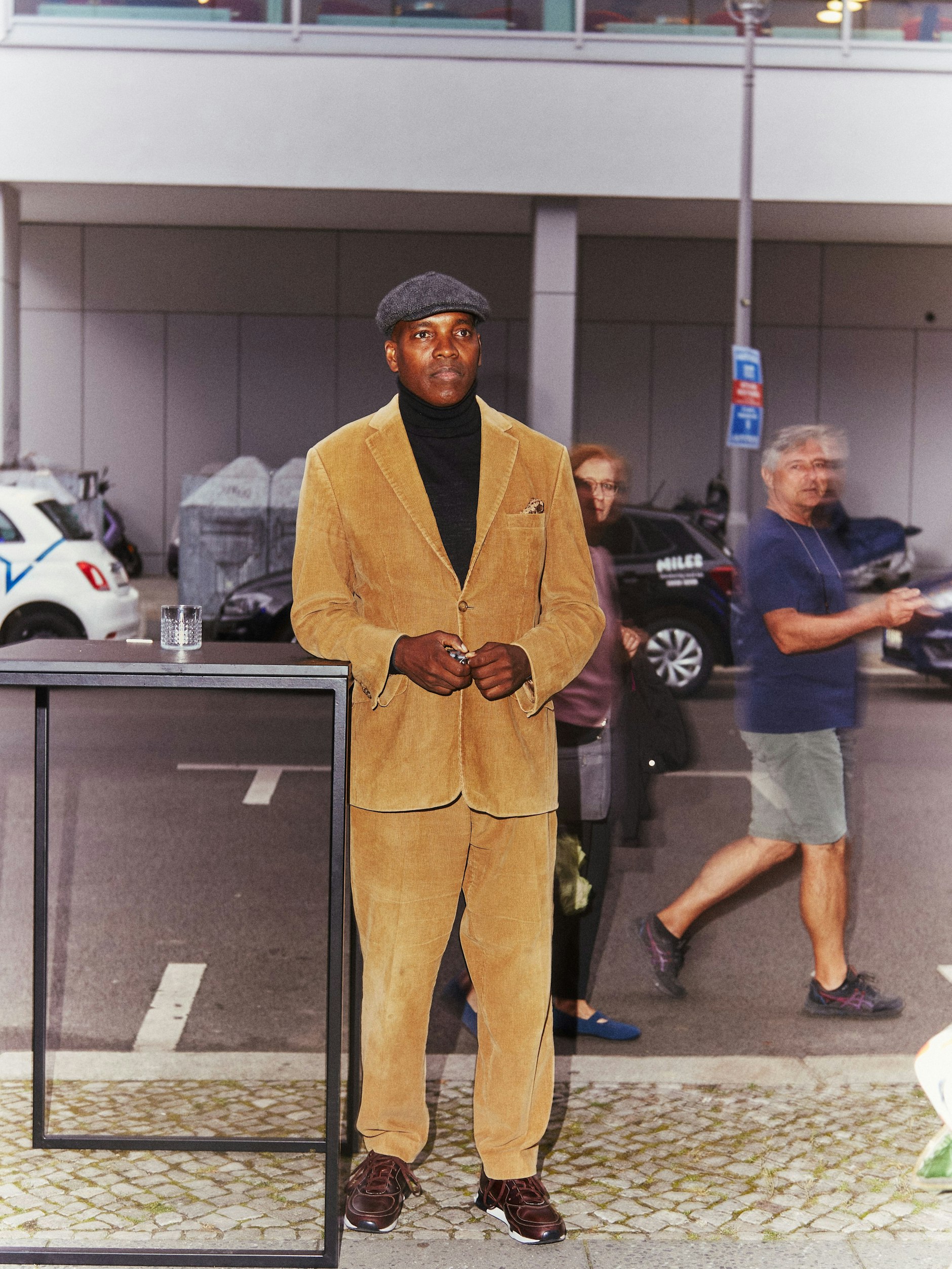 Sein Anzug sei ein „guter Fund gewesen“, mehr sagt der netteste Türsteher der Stadt nicht. Smiley regelt den Einlass in der Julia Stoschek Foundation höchstpersönlich. Er hat schon lange eine eigene Sicherheitsfirma und müsste das nicht mehr tun.&nbsp;