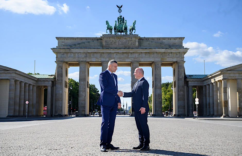 Kai Wegner (r, CDU), Regierender Bürgermeister von Berlin, empfängt Vitali Klitschko, Bürgermeister von Kiew (Ukraine) anlässlich der Unterzeichnung der neuen Städtepartnerschaft von Berlin mit der ukrainischen Hauptstadt Kiew.