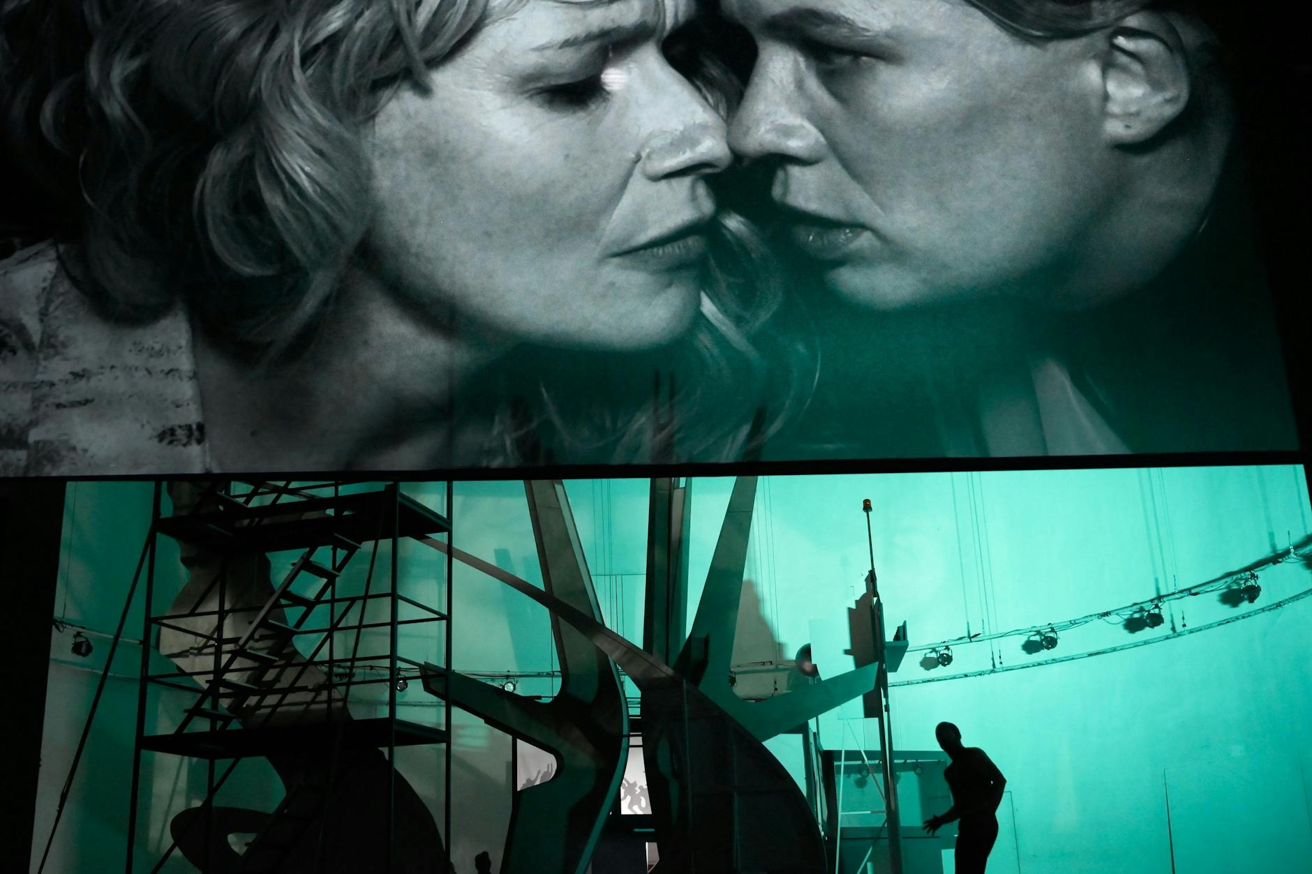 Szene aus „Weltall Erde Mensch“ mit Anja Schneider (l. die im Ensemble bleibt) und Sarah Franke (die ins Ensemble kommt)