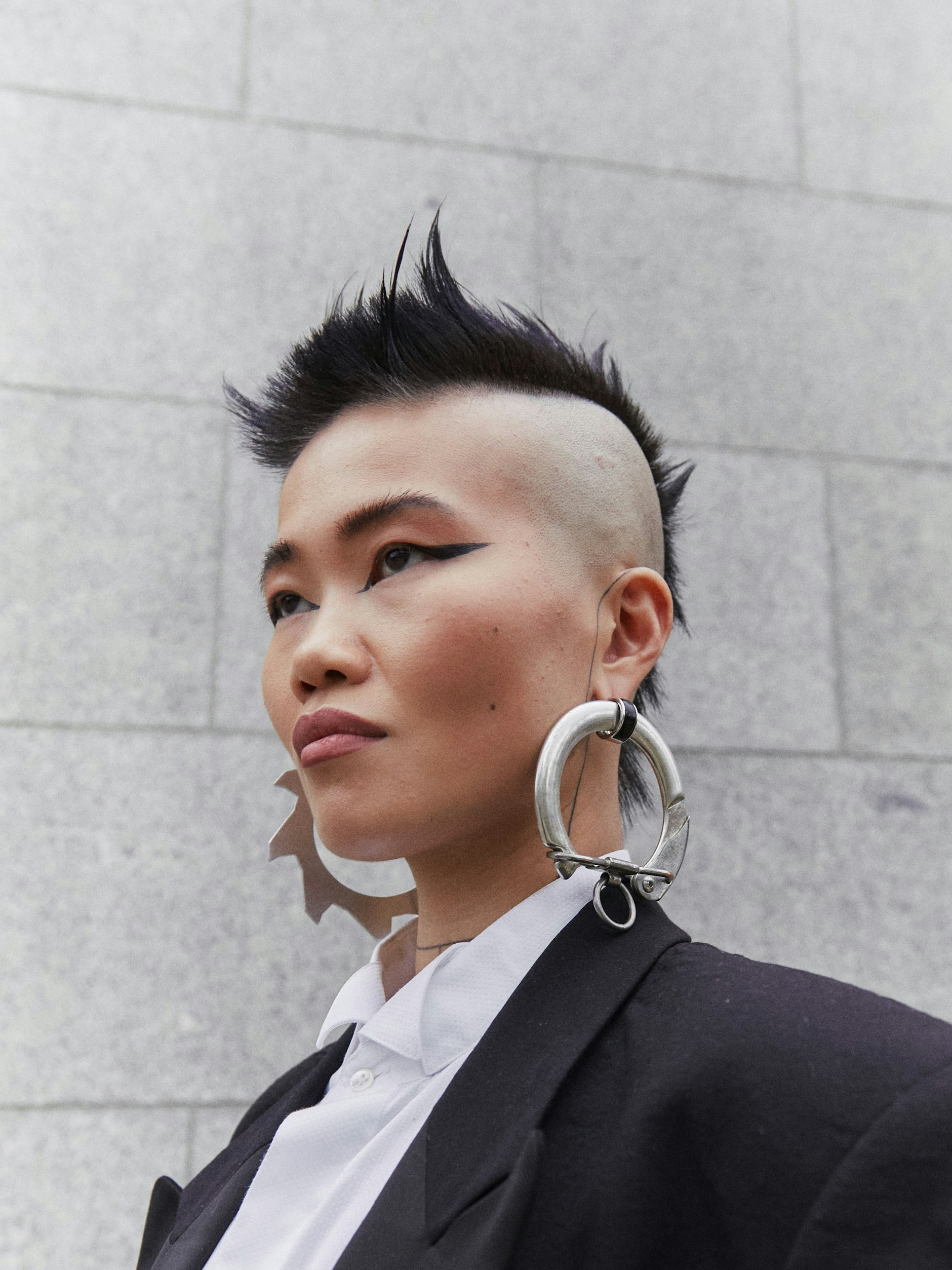 Eva kleidet sich gerne in klassische Stücke, die sie uminterpretiert – wie den Vintage-Tuxedo in Herrengröße, den sie zu ebenfalls übergroßem Hemd und Jeansshorts trägt. Ihr ganzer Look sei secondhand gekauft, sagt sie.