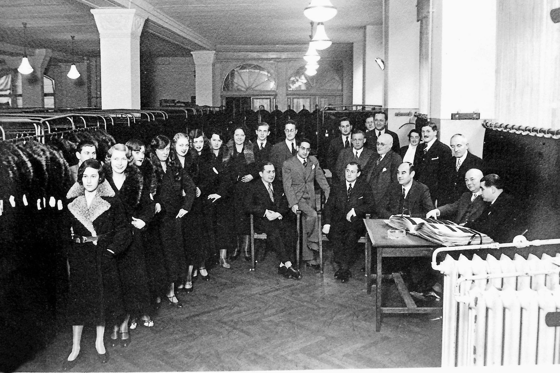 Vor allem am Hausvogteiplatz hatten sich jüdische Modefirmen, hier Leopold Seligmann, niedergelassen.