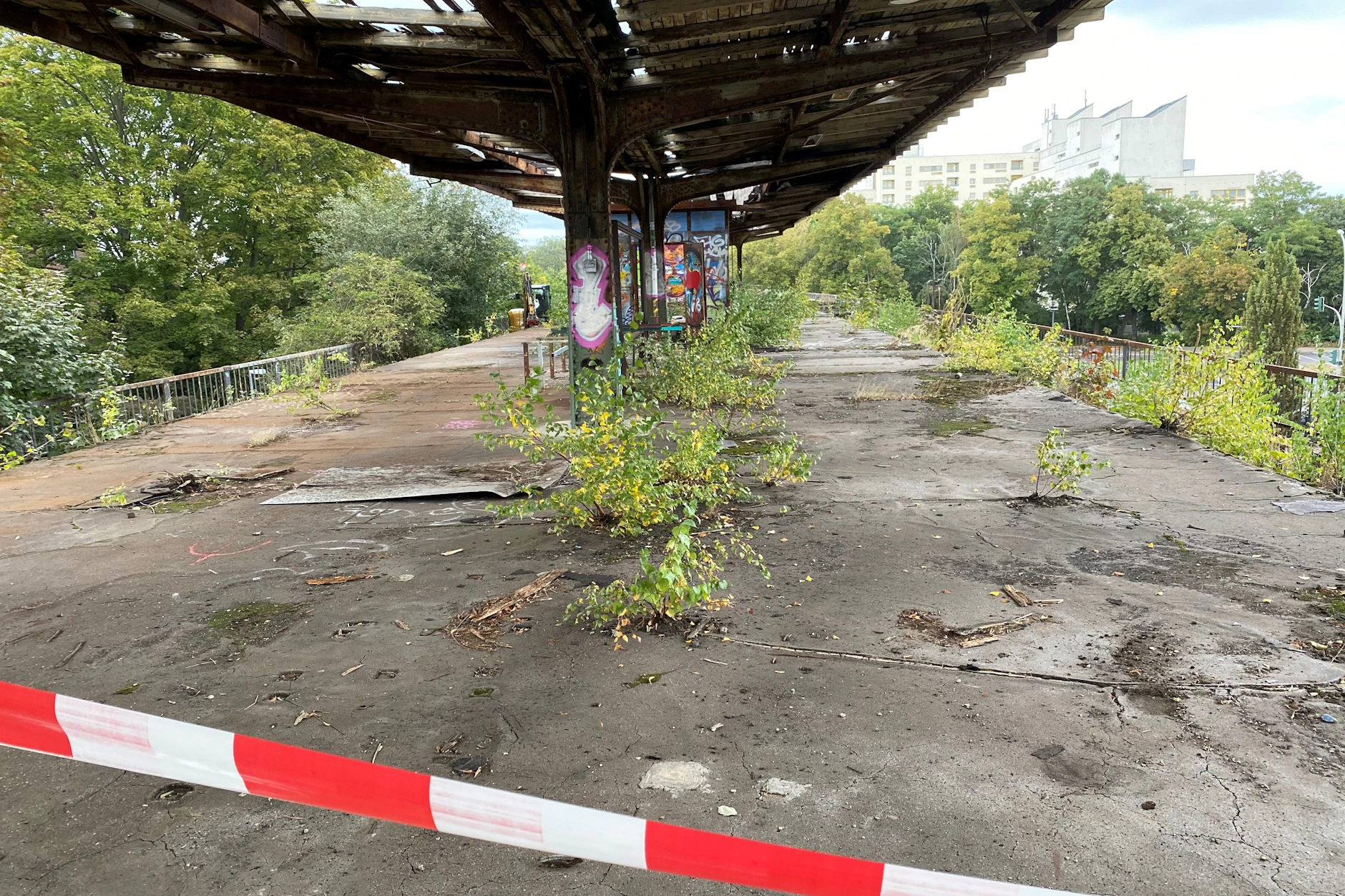 Morbider Charme: Der S-Bahnhof Wernerwerk kurz vor Beginn der ersten Arbeiten. Seit dem Reichsbahn-Streik 1980 ist auf der Siemensbahn im Westen Berlins kein Zug mehr gefahren.