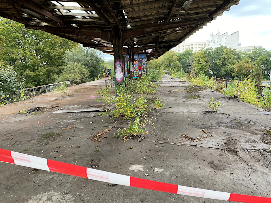 Morbider Charme: Der S-Bahnhof Wernerwerk kurz vor Beginn der ersten Arbeiten. Seit dem Reichsbahn-Streik 1980 ist auf der Siemensbahn im Westen Berlins kein Zug mehr gefahren.