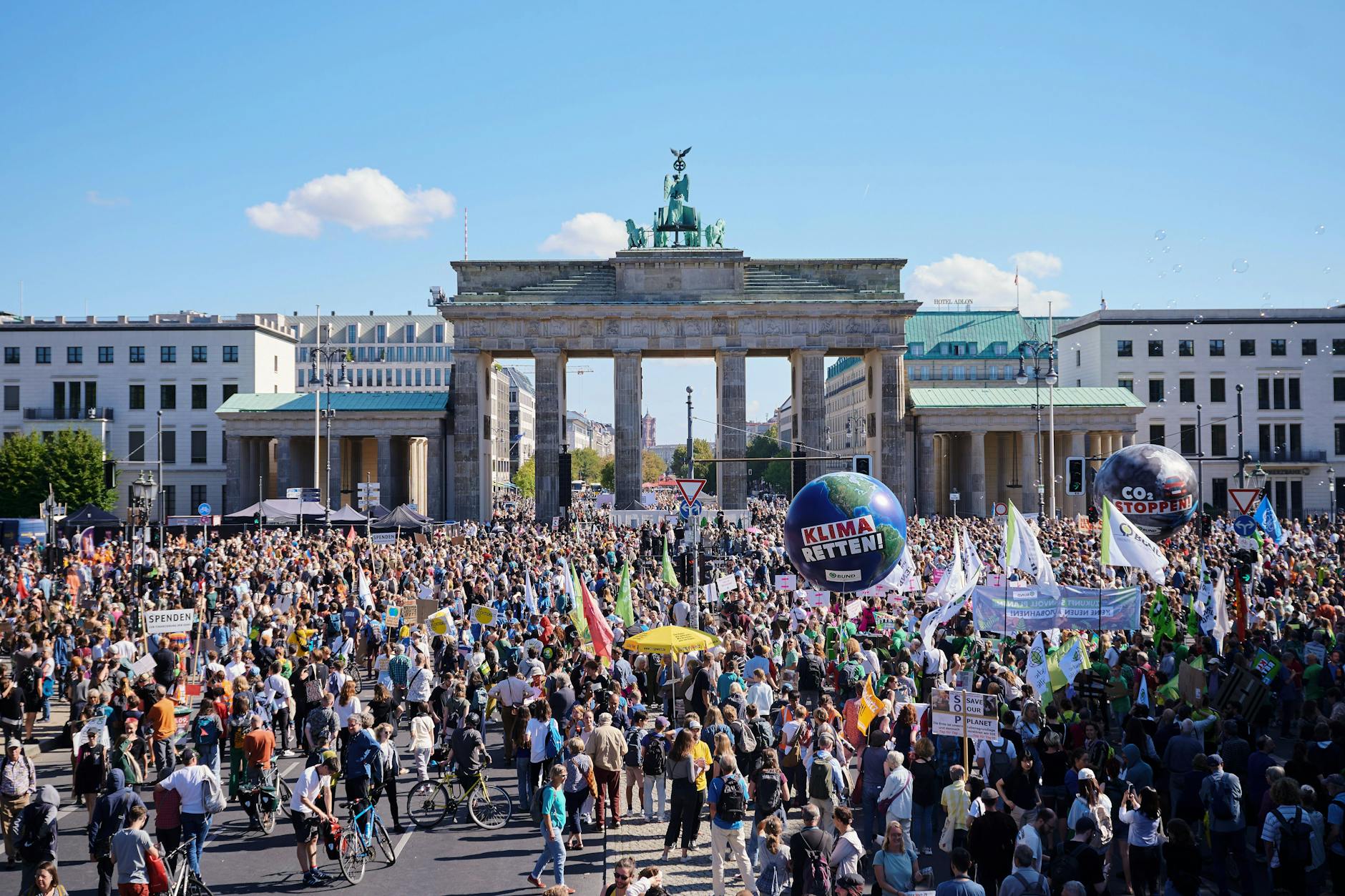 Menschen demonstrieren vor dem Brandenburger Tor in Berlin.