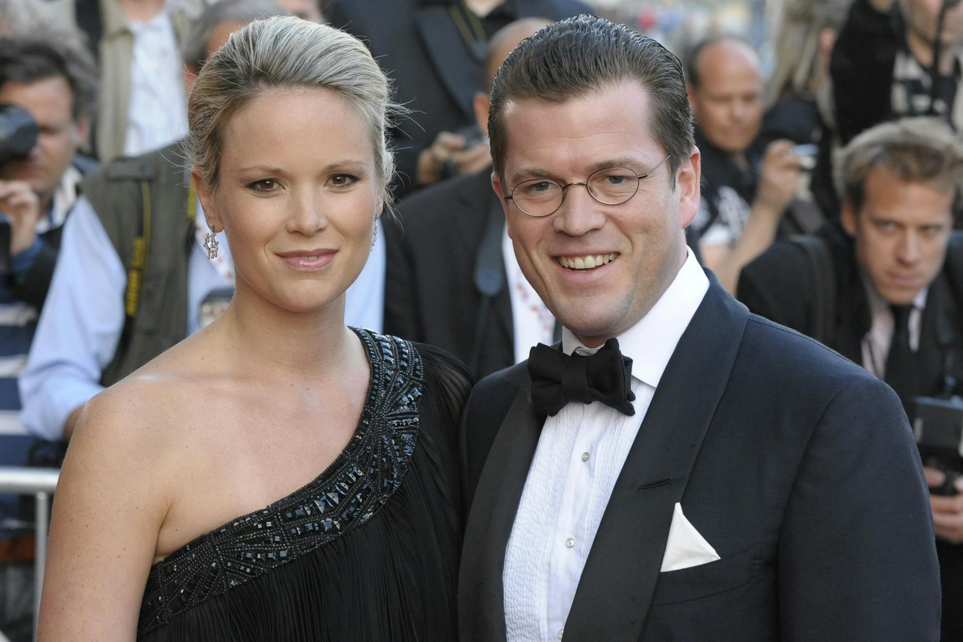 Karl-Theodor zu Guttenberg (CSU), damaliger Bundeswirtschaftsminister, und seine Frau Stephanie Freifrau zu Guttenberg im Jahr 2009 bei der Verleihung des Nachhaltigkeitspreises in Berlin. Jetzt sind die beiden getrennt. (Archivfoto) 