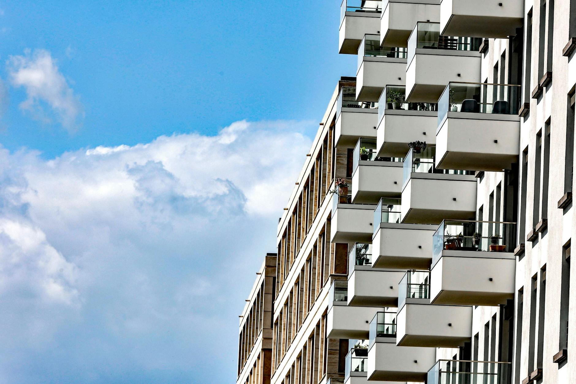 Die Wohnungssuche gestaltet sich in Berlin schwerer als die Suche nach der sprichwörtlichen Nadel im Heuhaufen.