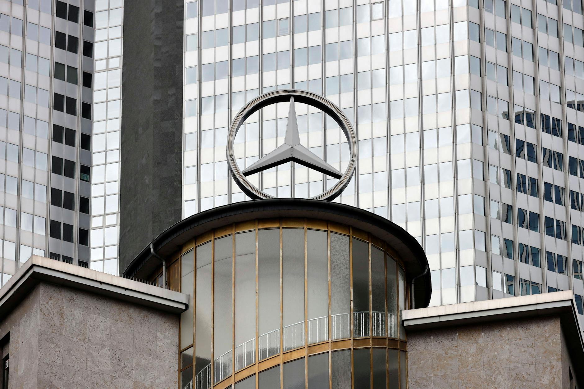 Mercedes: Nach dem Abgasskandal droht dem Konzern die Stilllegung der Autos.