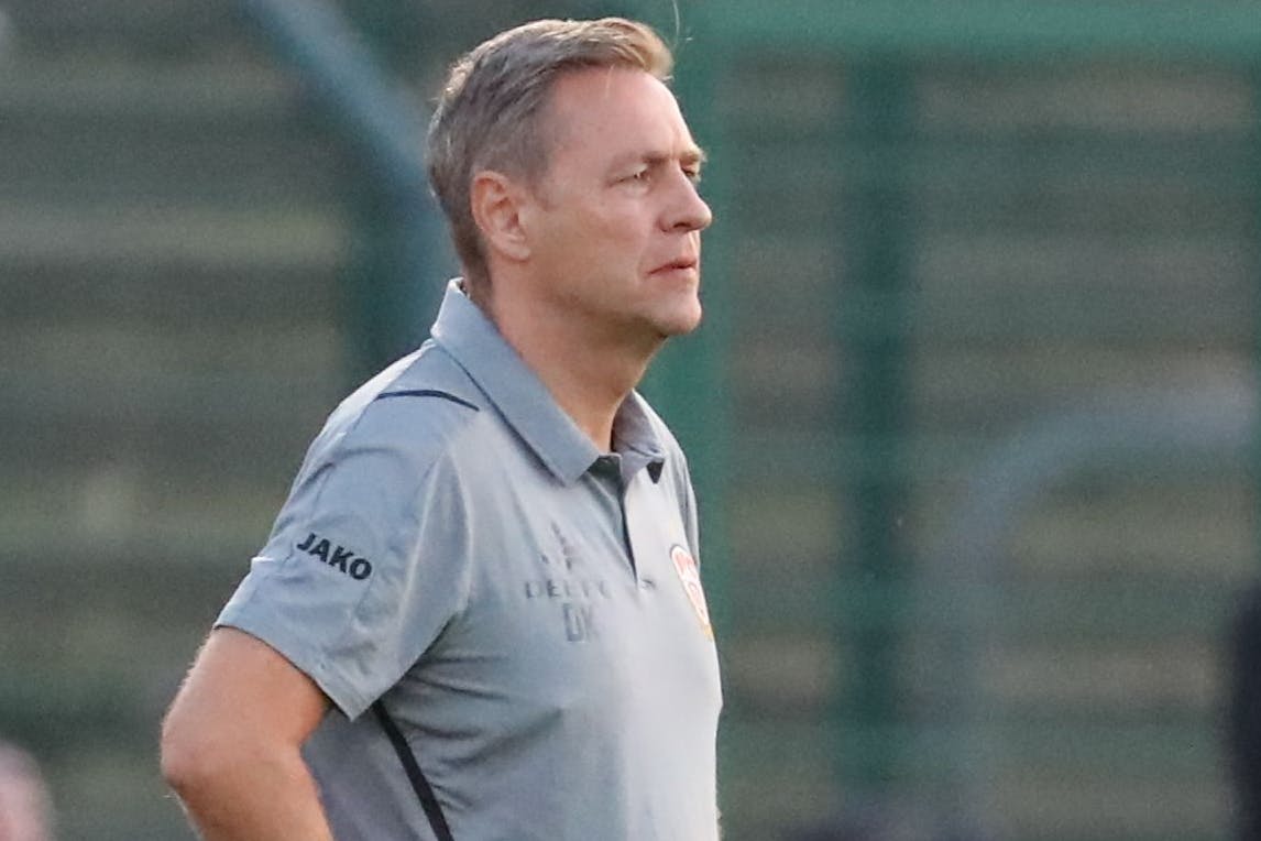 Schaut lange angespannt, kann am Ende aber dann doch groß jubeln: BFC-Trainer Dirk Kunert.