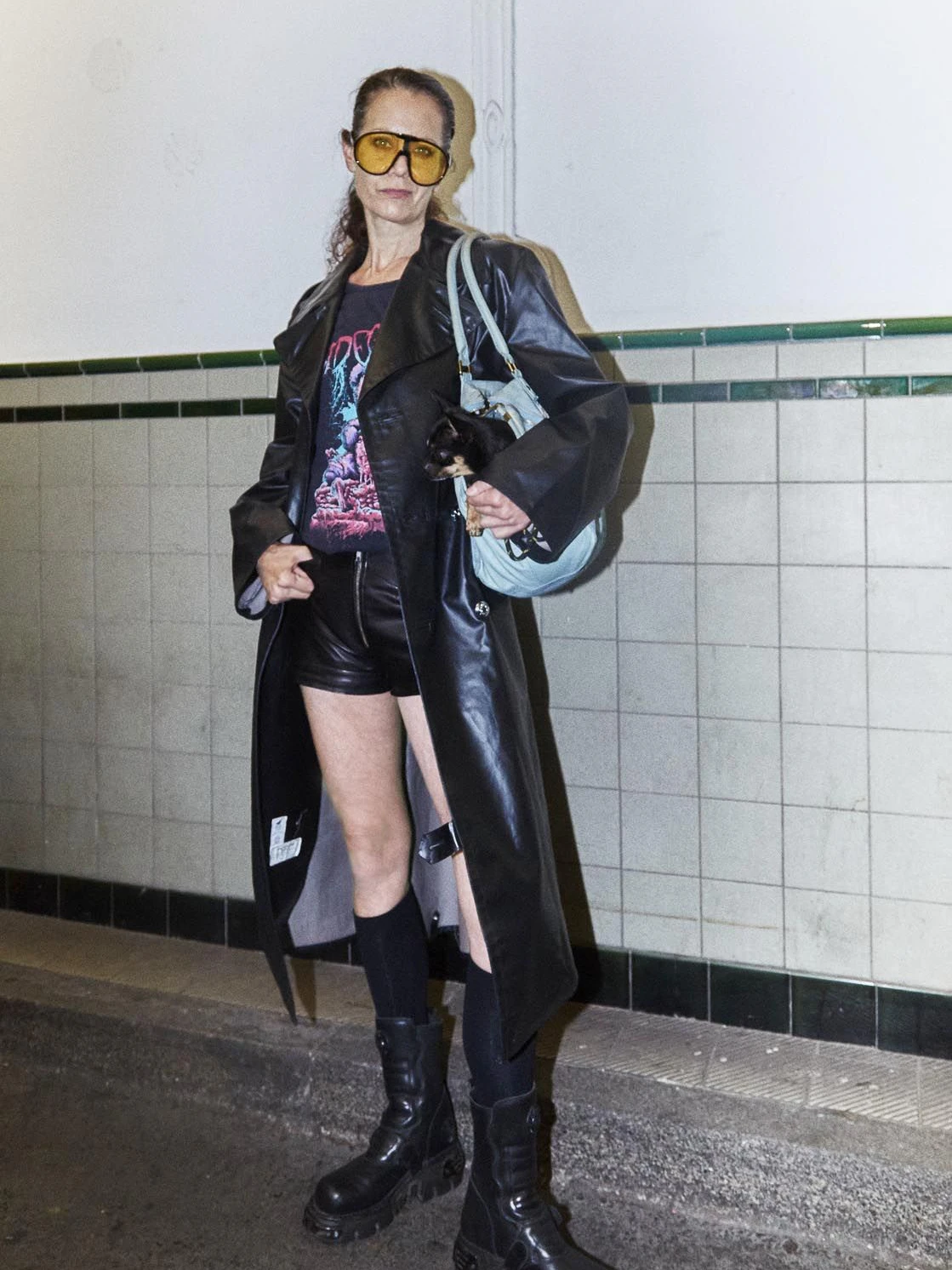 Als Model ist Devon regelmäßig auf dem Runway zu sehen, sowohl in Paris oder Mailand als auch in Berlin – zum Beispiel bei den Schauen von SF1OG. Ihr Look ist komplett vintage.