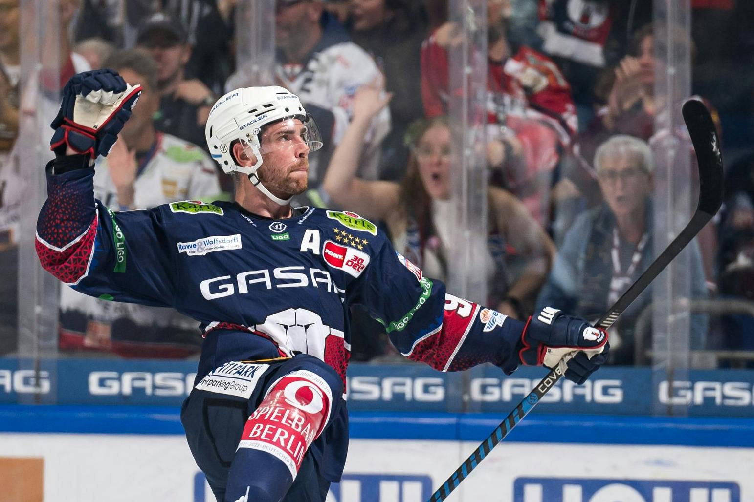 Marcel Noebels jubelt, er hat gerade das erste Saisontor der Eisbären erzielt. Später behält er auch im Penaltyschießen die Nerven.
