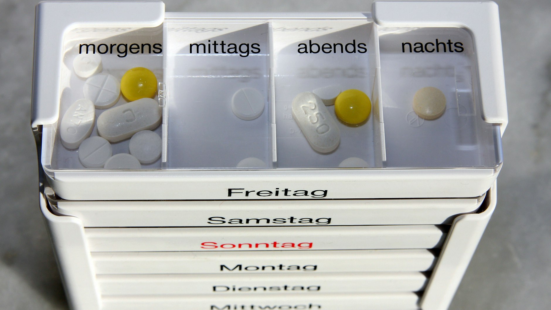 Dosierhilfen sind praktisch, wenn man mehrere Medikamente einnehmen muss, stellen aber keine sichere Lagerung dar.