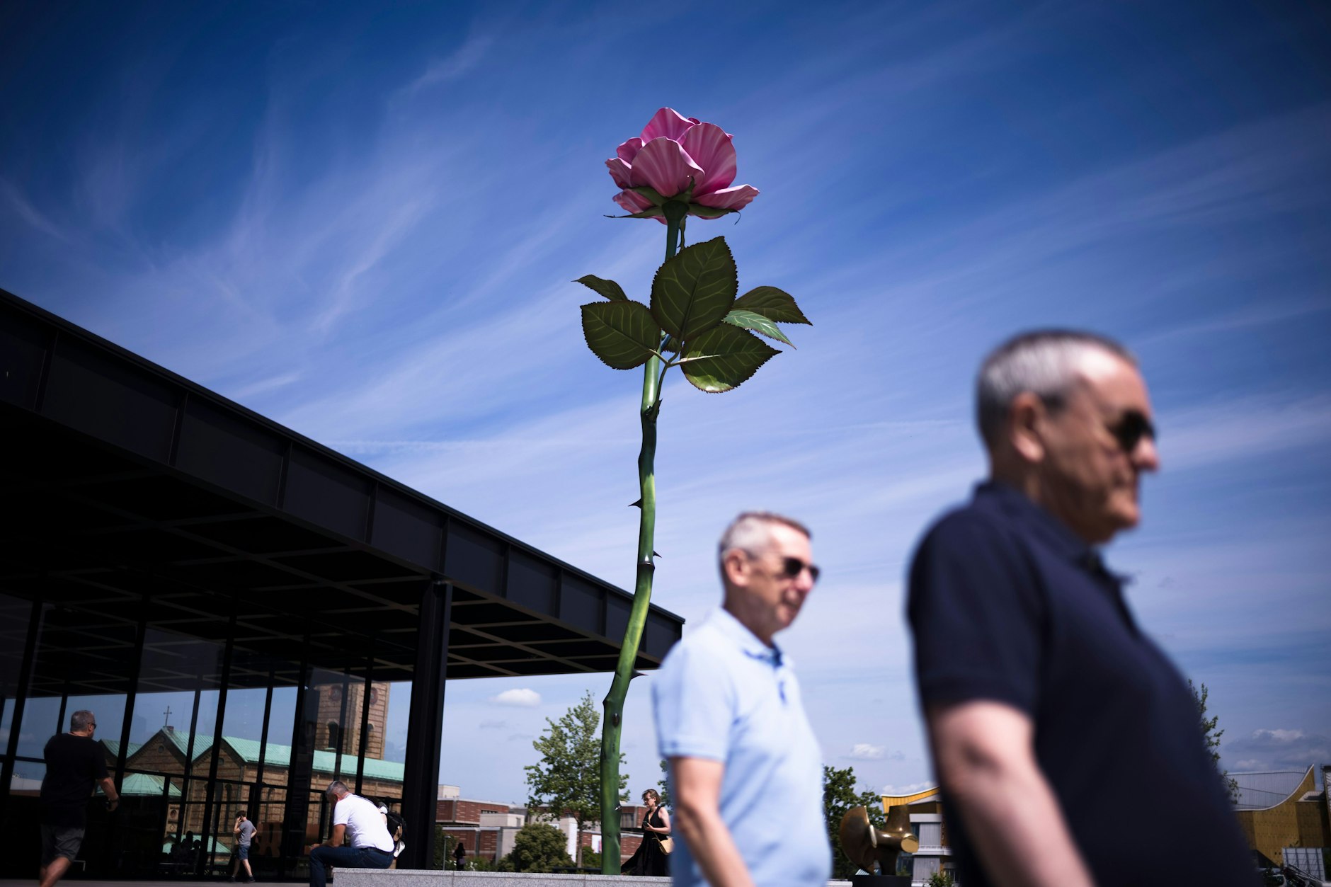 Isa Genzkens „Pink Rose“ vor der Neuen Nationalgalerie