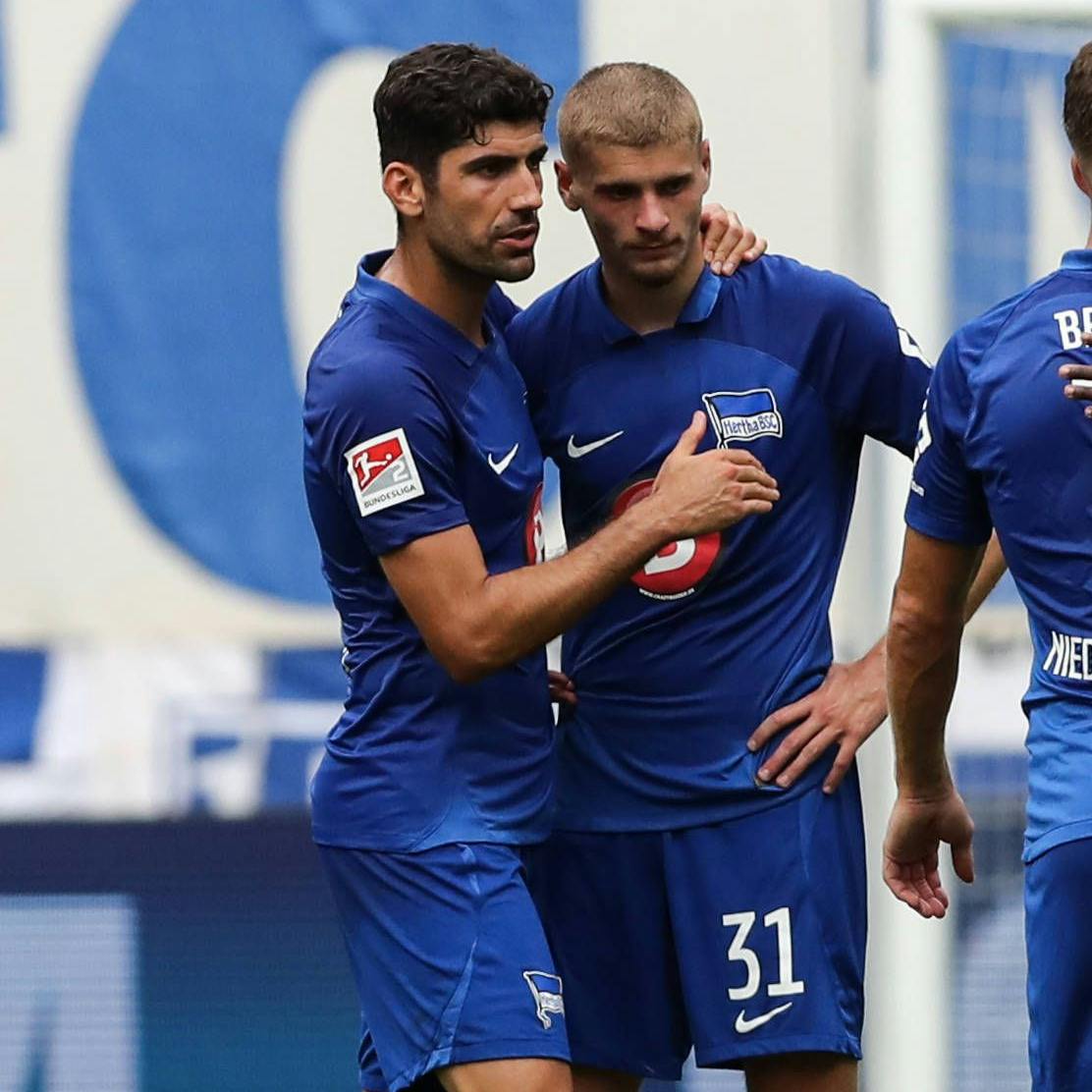 Herthas neuer Sechser Andreas Bouchalakis gibt Nebenmann Marton Dardai Tipps.